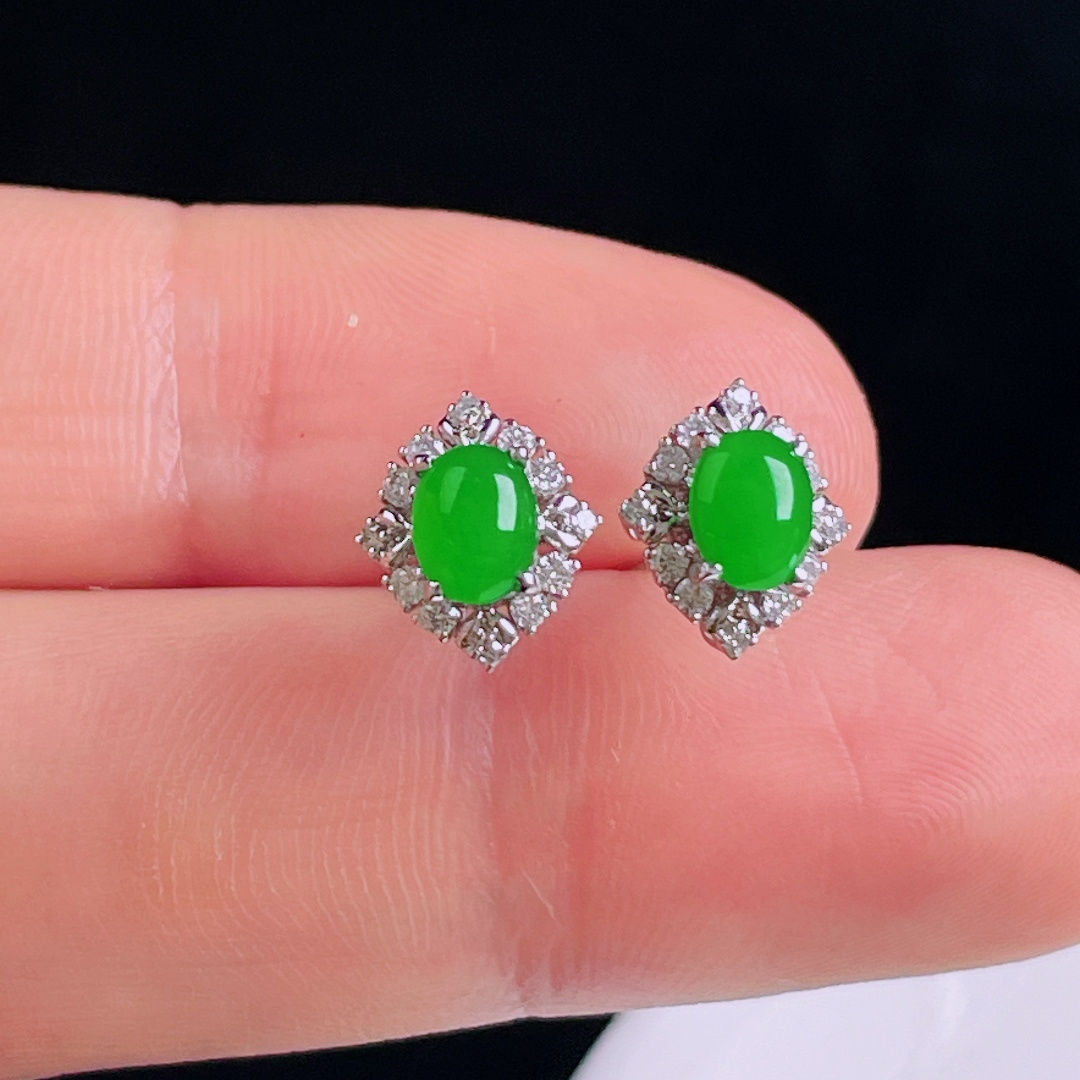 ️阳绿耳钉，老种起光，细底通透，尺寸：裸石5.5/4/2.8mm0815