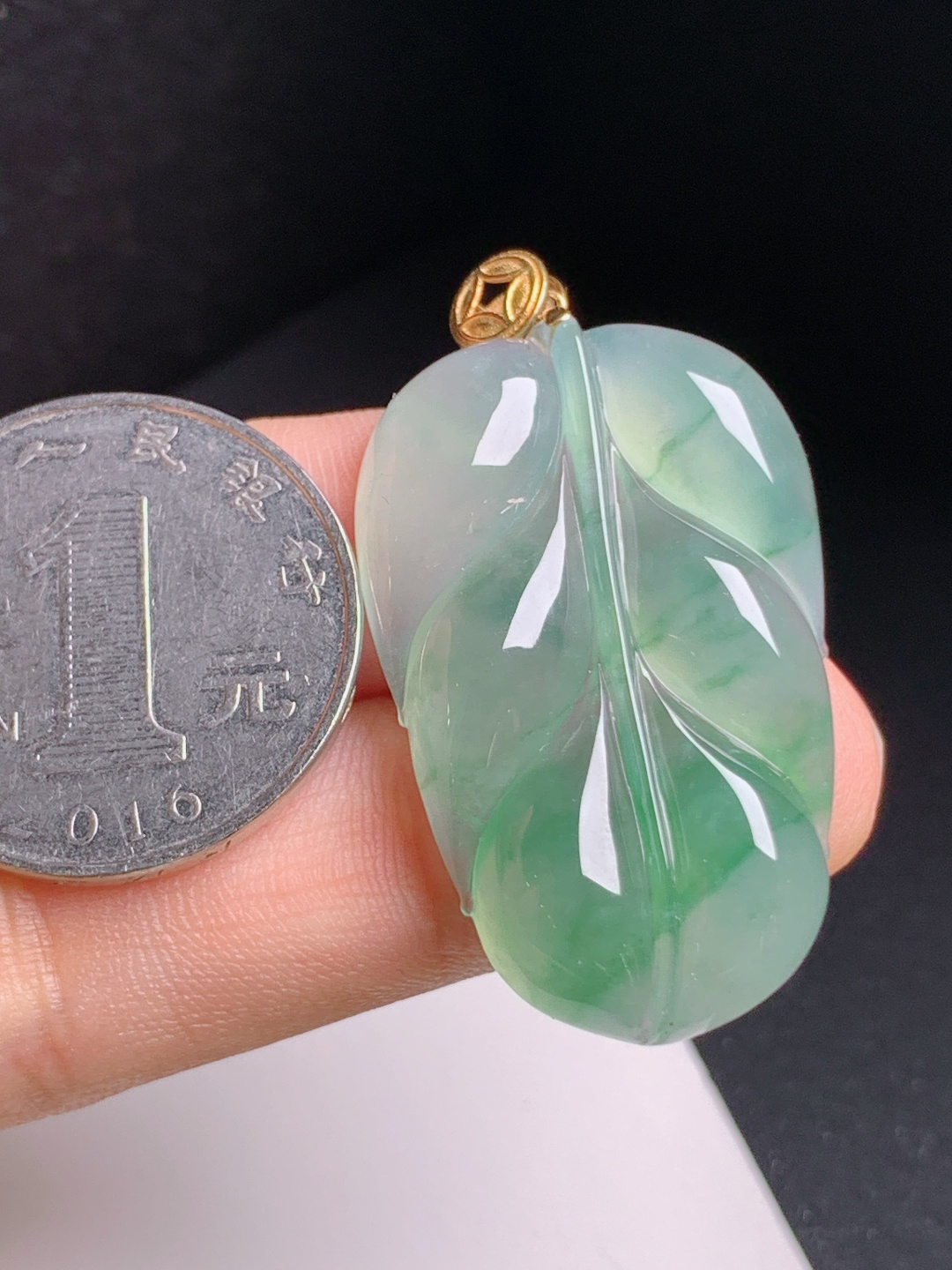 冰飘花树叶吊坠，底色清新，绿意悠然，金镶精致