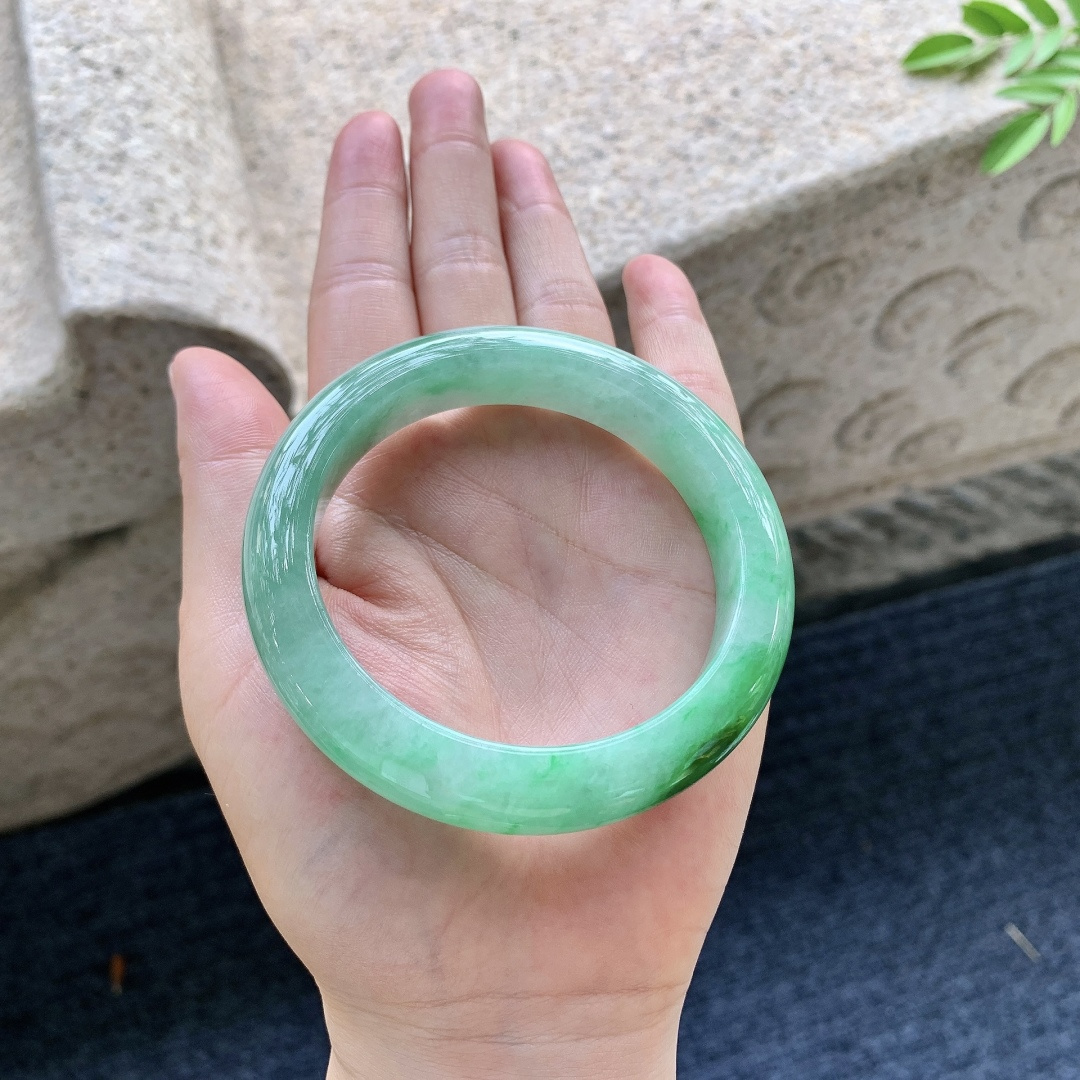正圈56 57，圈口57.3/12/9.3，编码W6081632，描述飘辣绿，水润，种老，细腻，打灯有纹线