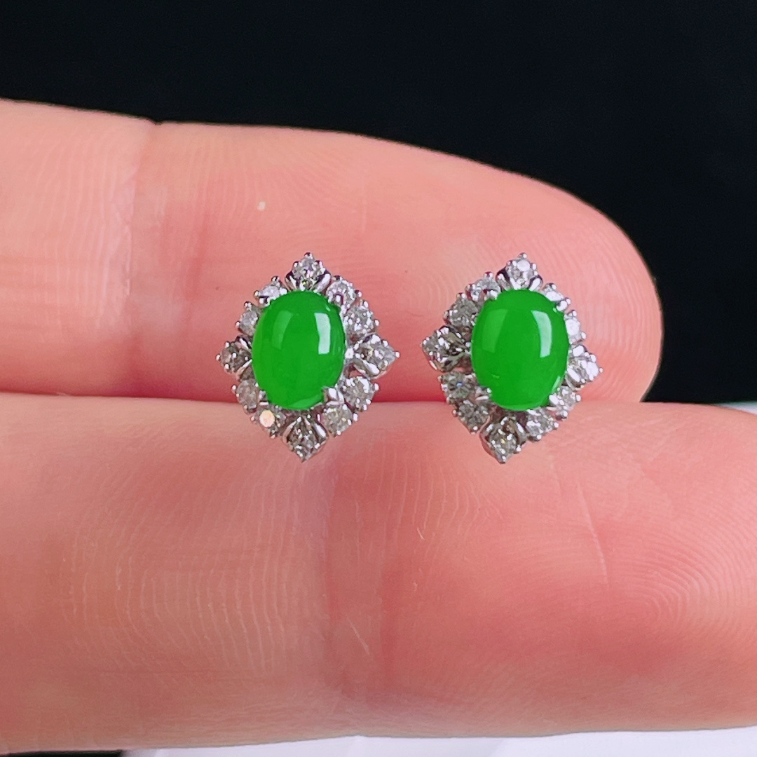 ️阳绿耳钉，老种起光，细底通透，尺寸：裸石5.5/4/2.8mm0815