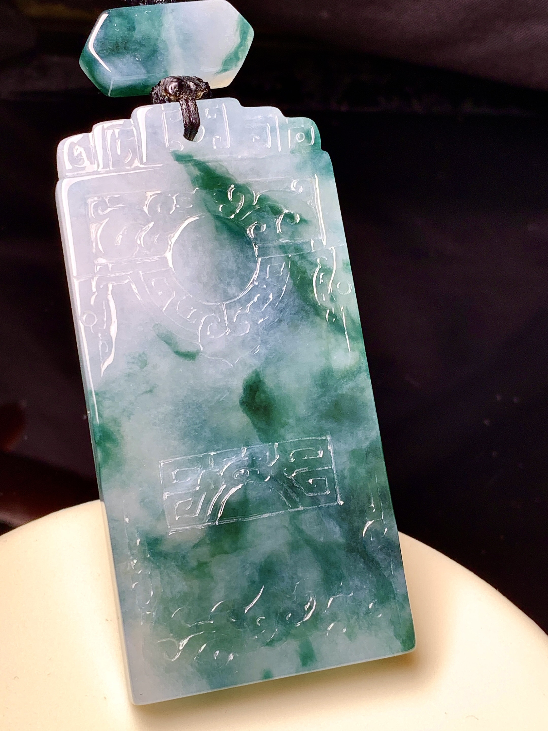 飘绿无事牌吊坠 玉质细腻 色泽艳丽清新 水润亮眼 整体尺寸61*30*5.5 L1