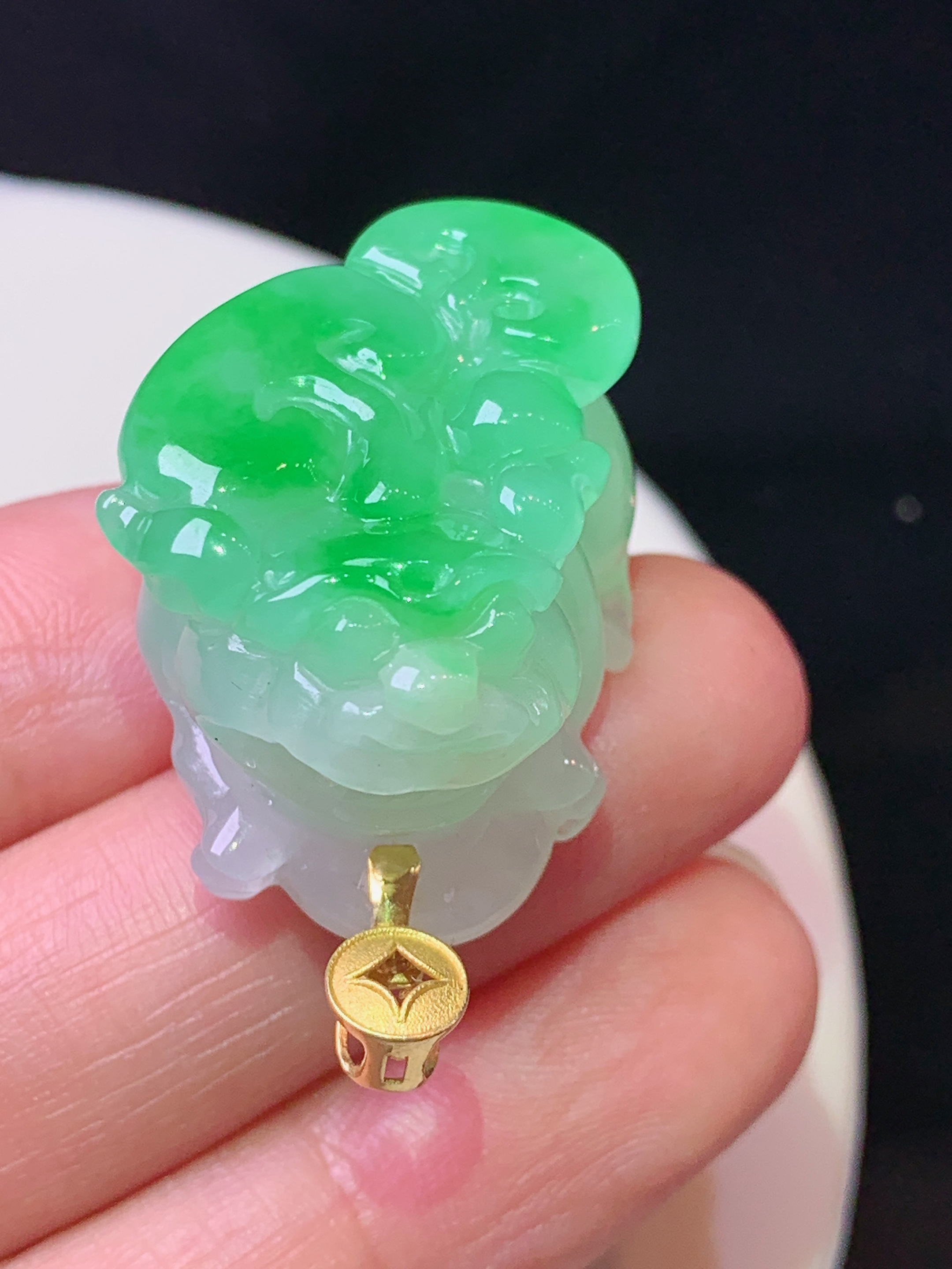 18k金镶嵌阳绿貔貅吊坠 玉质细腻 色泽艳丽清新 水润亮眼 整体尺寸30.2*18.8*16.2 a5