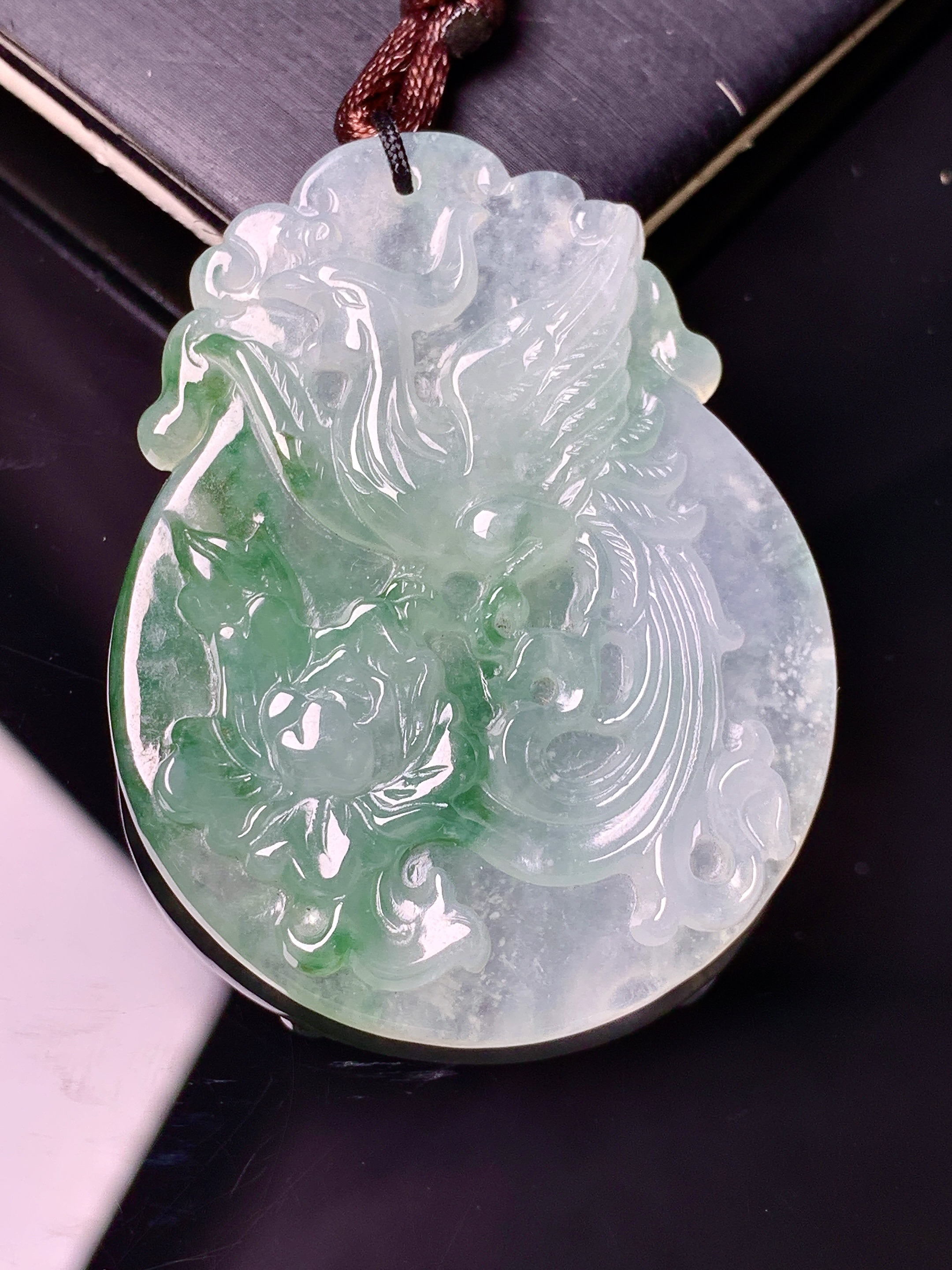 飘绿龙凤呈祥吊坠 玉质细腻 色泽艳丽清新 水润亮眼 整体尺寸47.5*37.2*5.6 b2