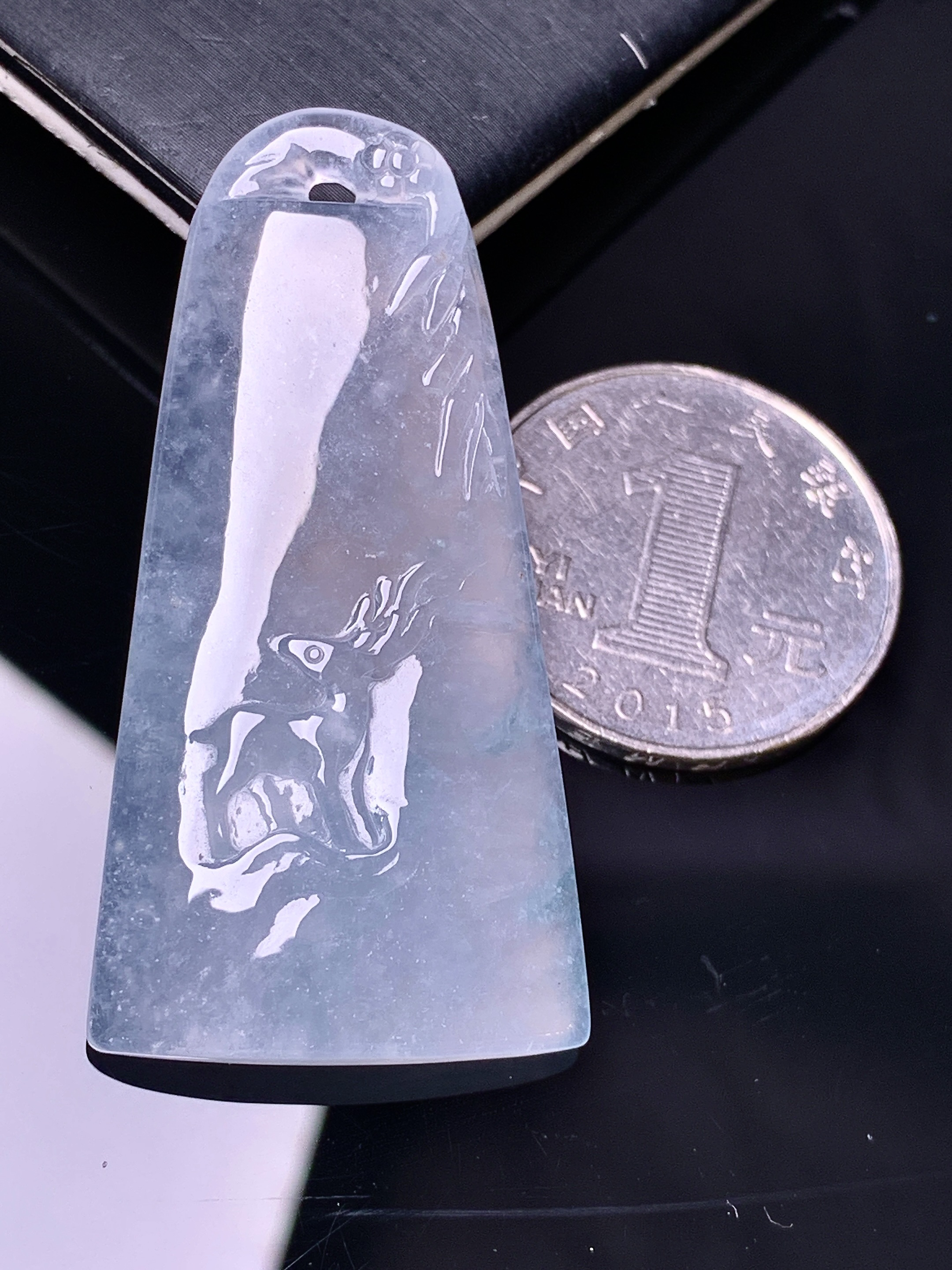 冰种鹿牌吊坠 玉质细腻 色泽艳丽清新 水润亮眼 整体尺寸49*24.8*5.5 y5