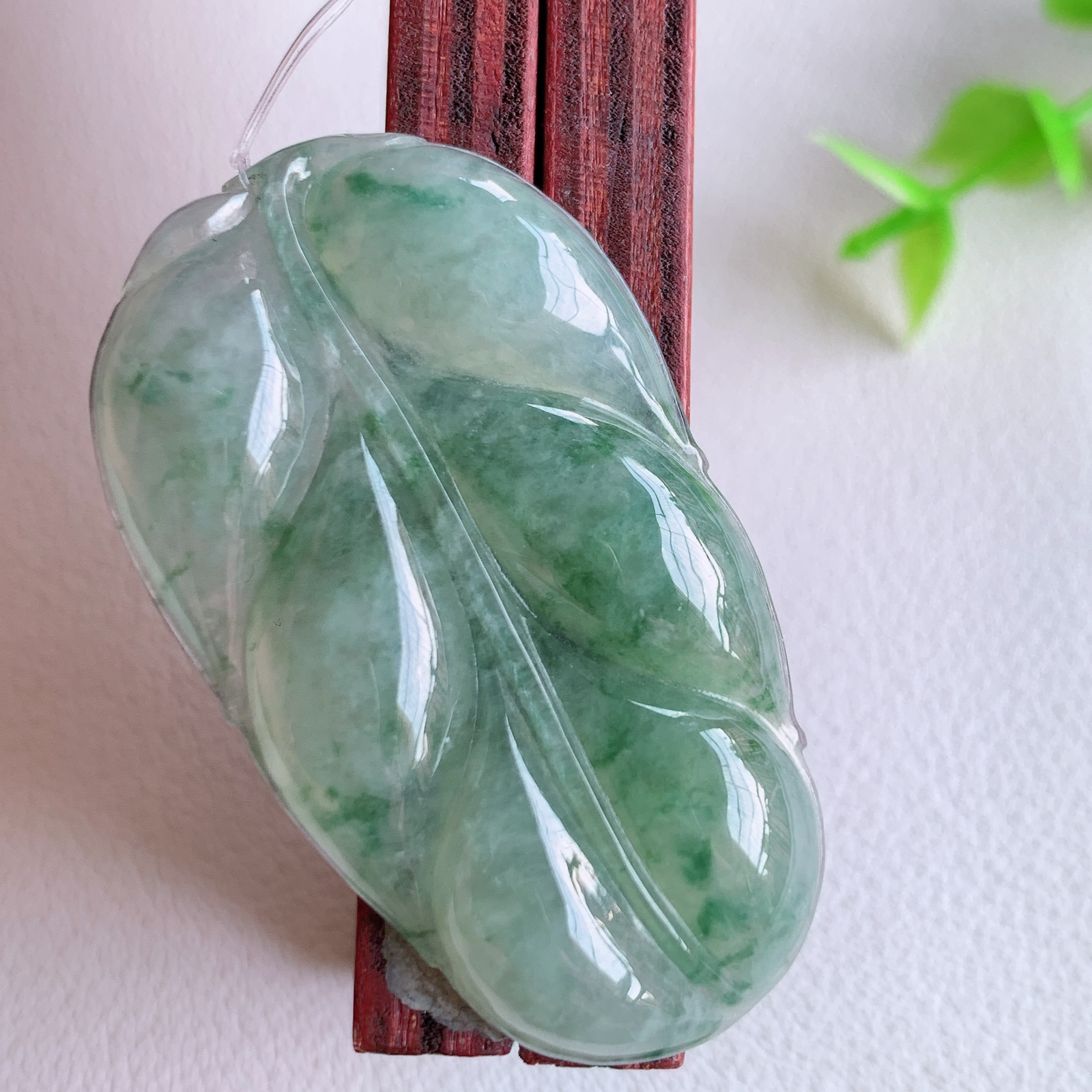 冰润飘花金枝玉叶翡翠吊坠  老种起胶感  飘花灵动  寓意“金枝玉叶，大业有成，一夜成名”  饱满大气，水润通透。W49.17 尺寸：42.8-25-6mm
