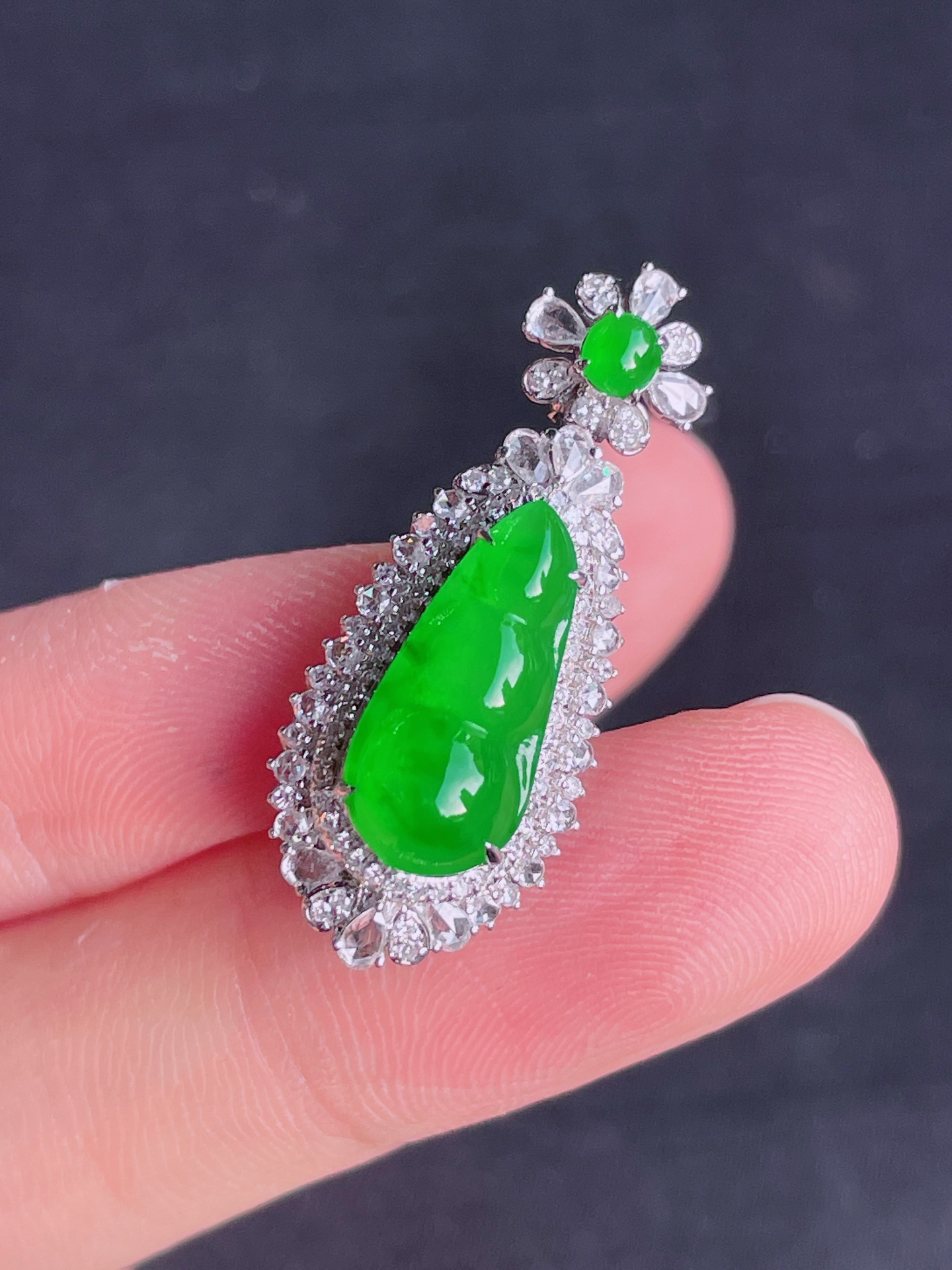 高冰绿福豆吊坠，晶莹剔透，新颖时尚，品相，16-7.5-4
