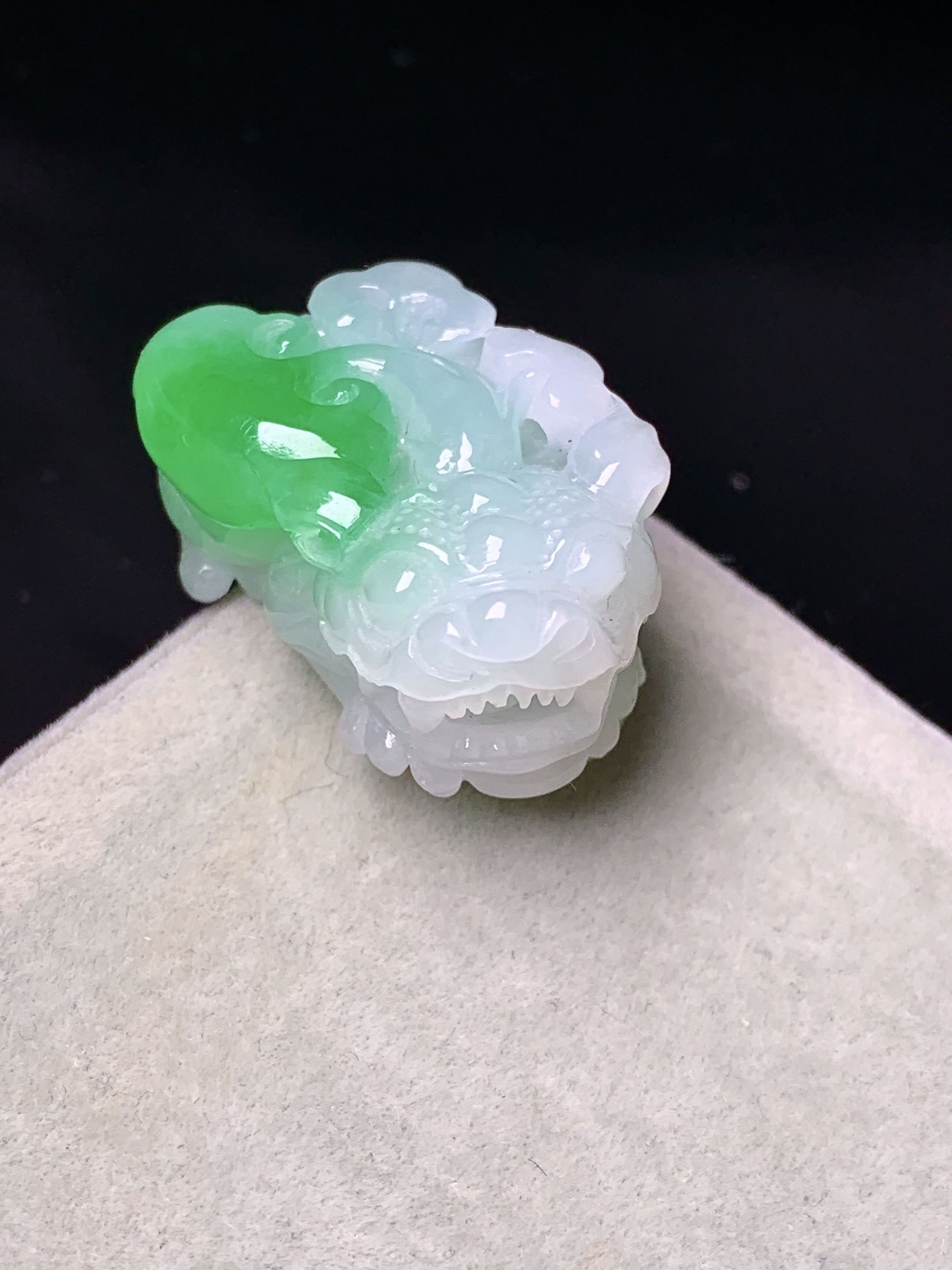 飘绿貔貅吊坠 玉质细腻 色泽艳丽清新 水润亮眼 整体尺寸27*17.2*12.5 c4