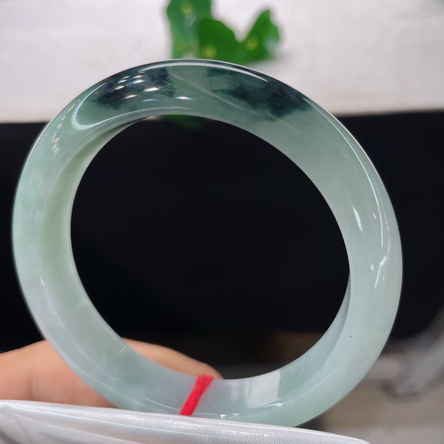 【翡翠手镯】圈口58.3/12.5/876，飘花正圈，58/59可戴，仿若墨染烟川，浅冰底色晕开浓墨般飘花。无裂。