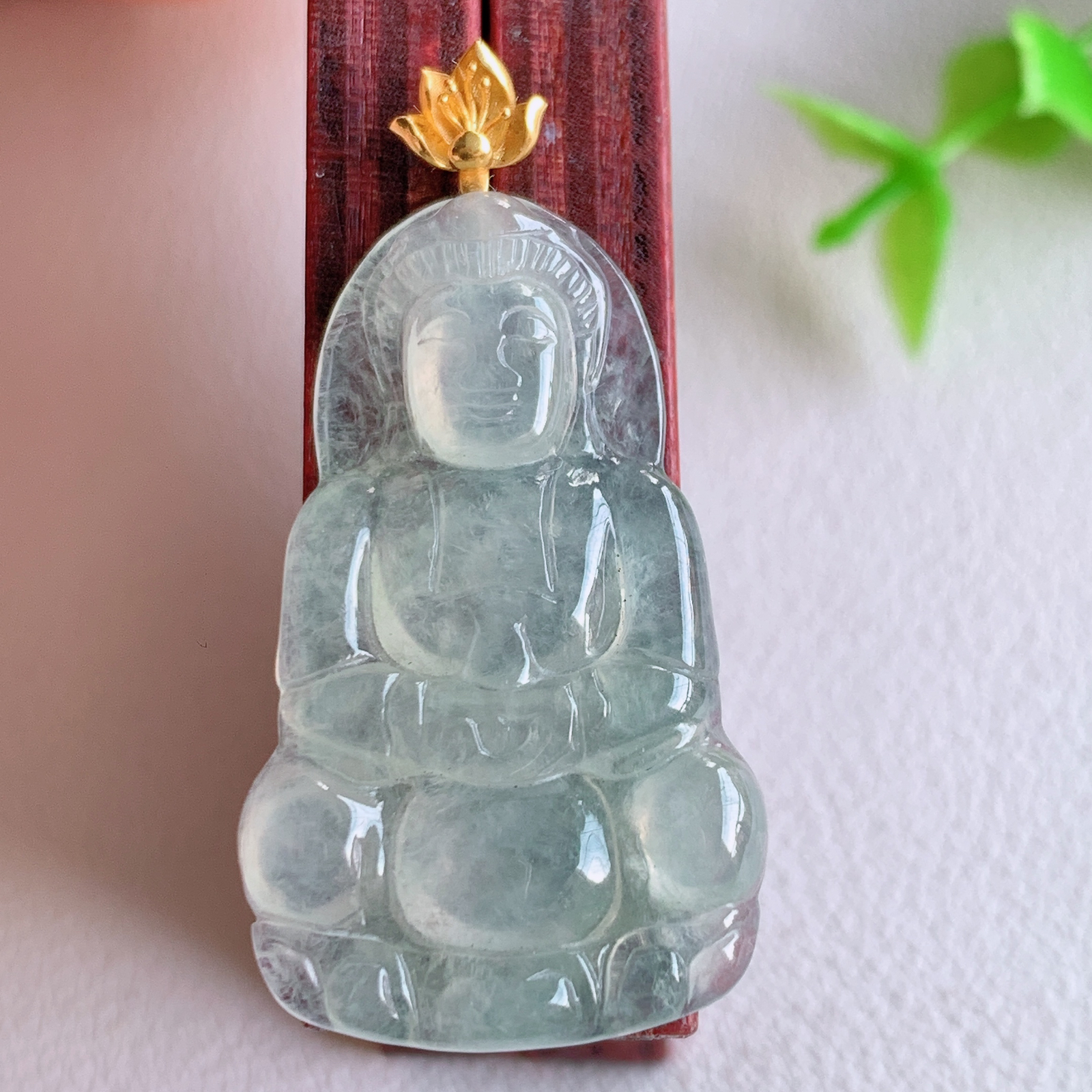 18k金扣冰润精雕观音吊坠，法相端庄大气，工艺精湛，种色浓郁，细腻饱满冰润，种老水足，收藏佳品，佩戴大气  W03.14 整体尺寸：37.5-19-3.5mm  裸石尺寸：31.3-19-3.5mm