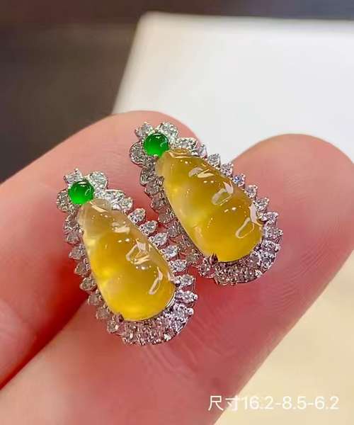 18k金+钻玻璃种黄翡福豆耳钉，饱满细腻晶莹剔透，实物更漂亮，无裂，16.2-8.5-6.2