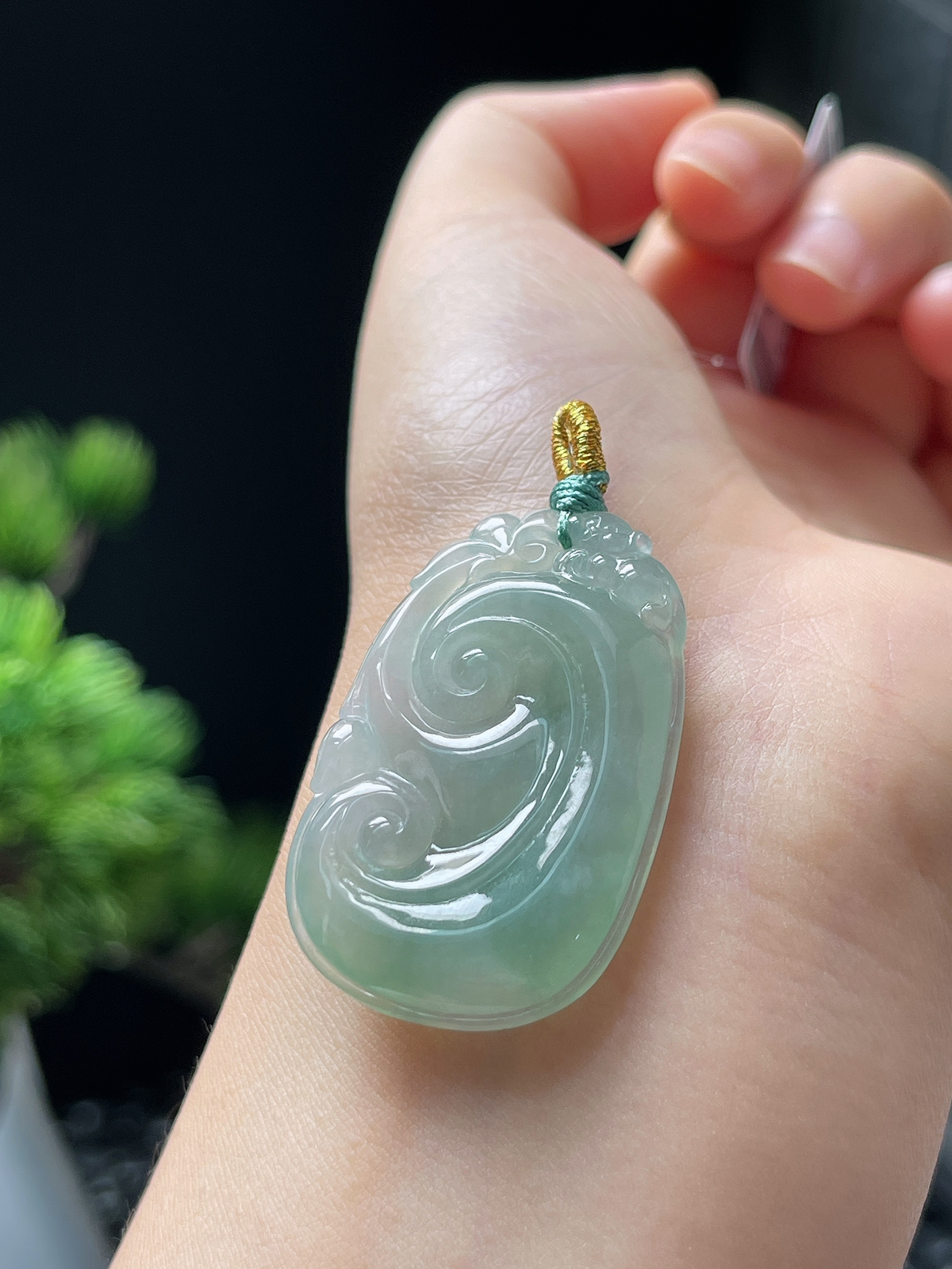 翡翠冰糯种淡绿色如意挂件