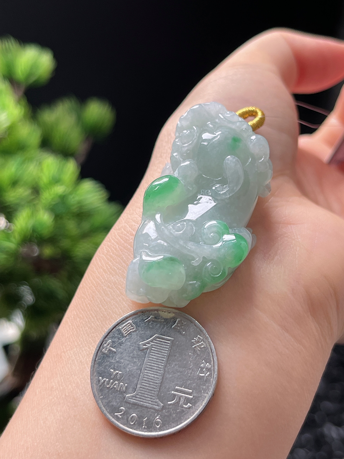 翡翠糯化种飘绿貔貅挂件