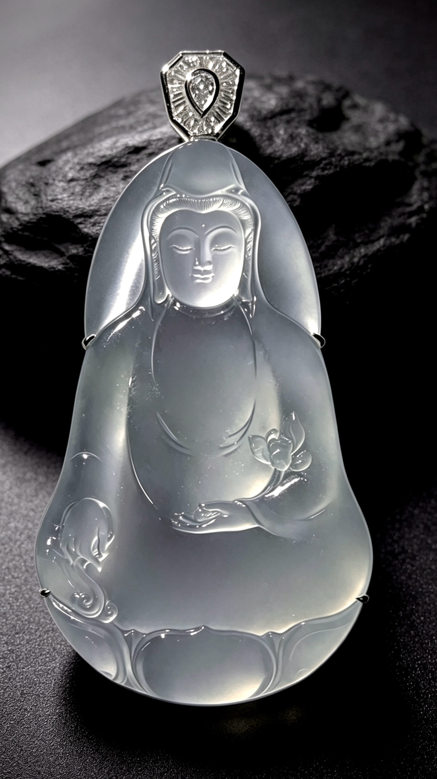 【慈莲净世】，持莲观音，观自在菩萨，
山海玉雕艺术作品，
裸石68-41.5-5mm，整体79-42-13mm，
55.65g，18K金，南非钻