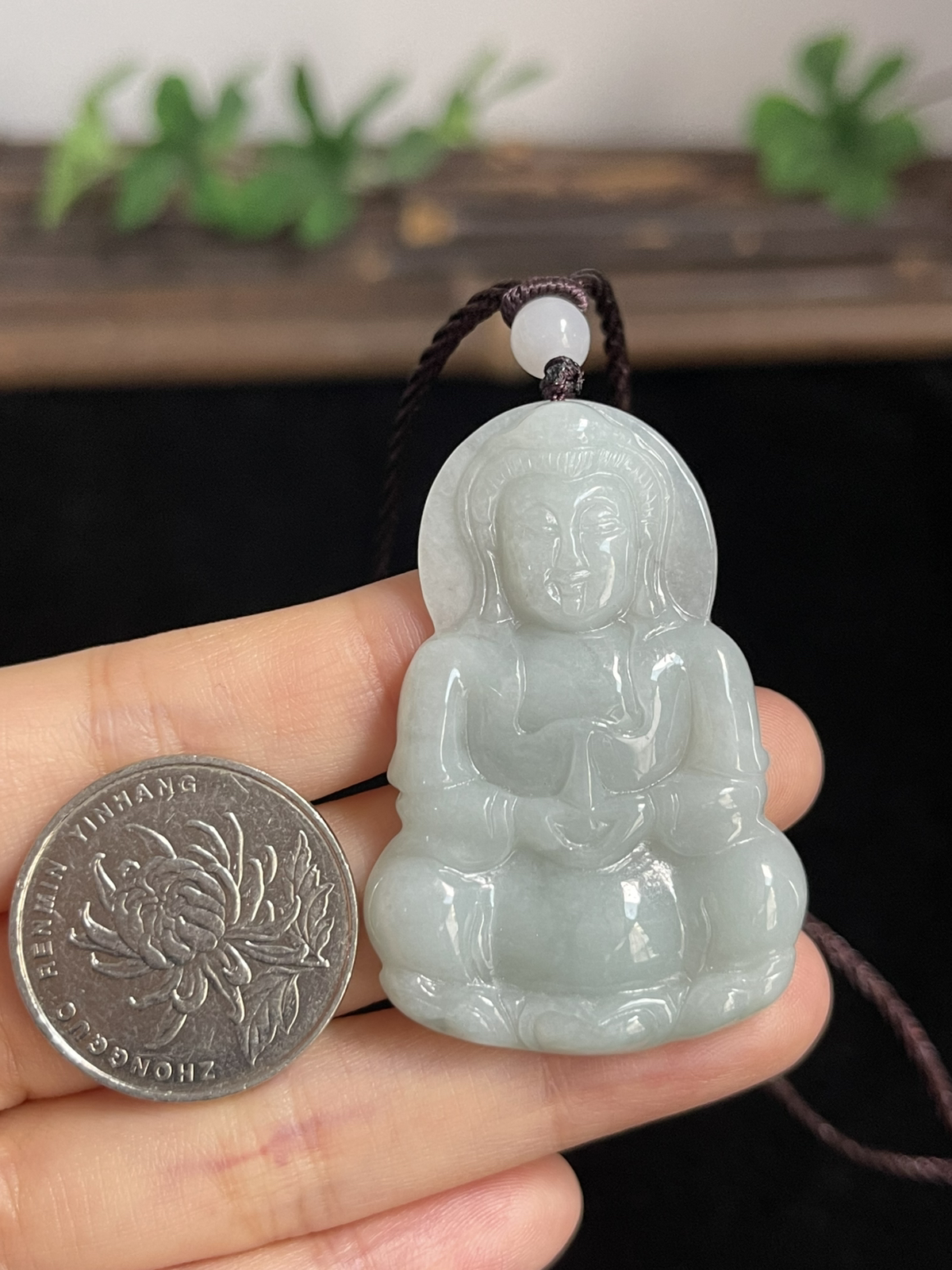 翡翠糯化种淡绿色吊坠，配珠未测