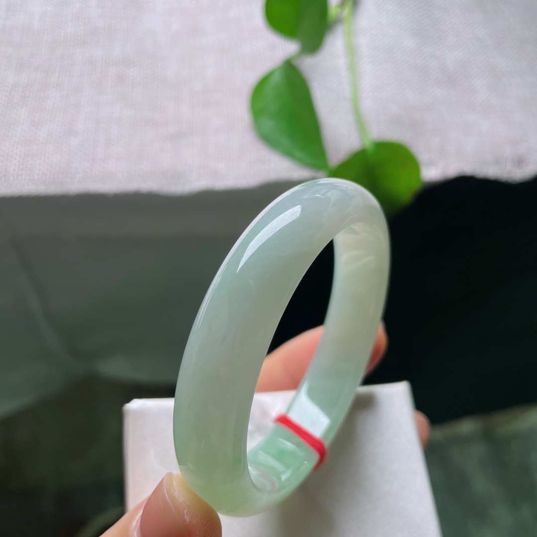 51.8/12.1/7.7，飘绿正圈，一点棉线，玉质冰润清透，翠色由浅至柔缓缓晕染，恰似山间一泓清泉，清润治愈。ss56939a