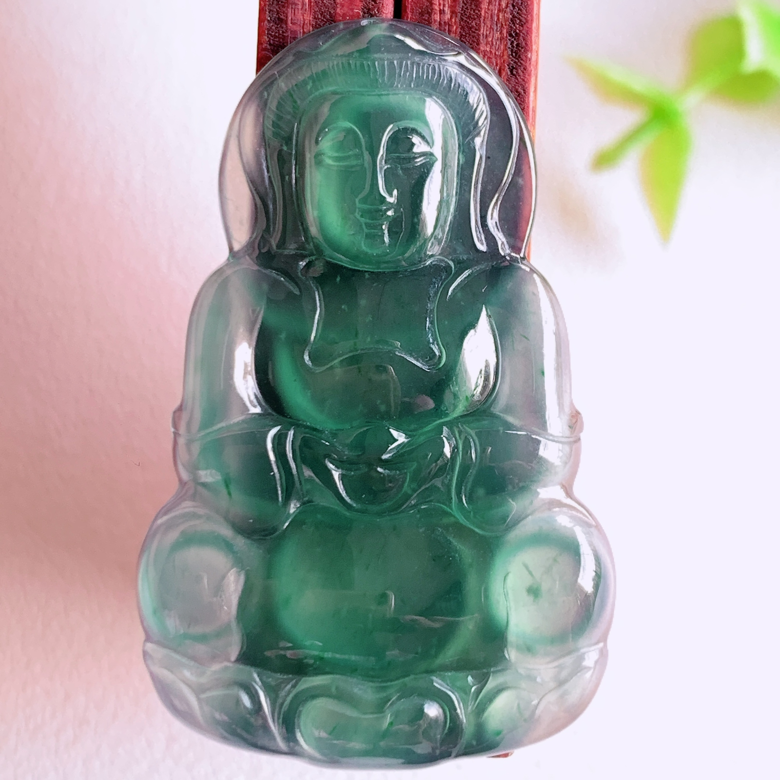 蓝冰精雕观音吊坠，法相端庄大气，工艺精湛，种色浓郁，细腻饱满冰润，种老水足，收藏佳品，佩戴大气  W