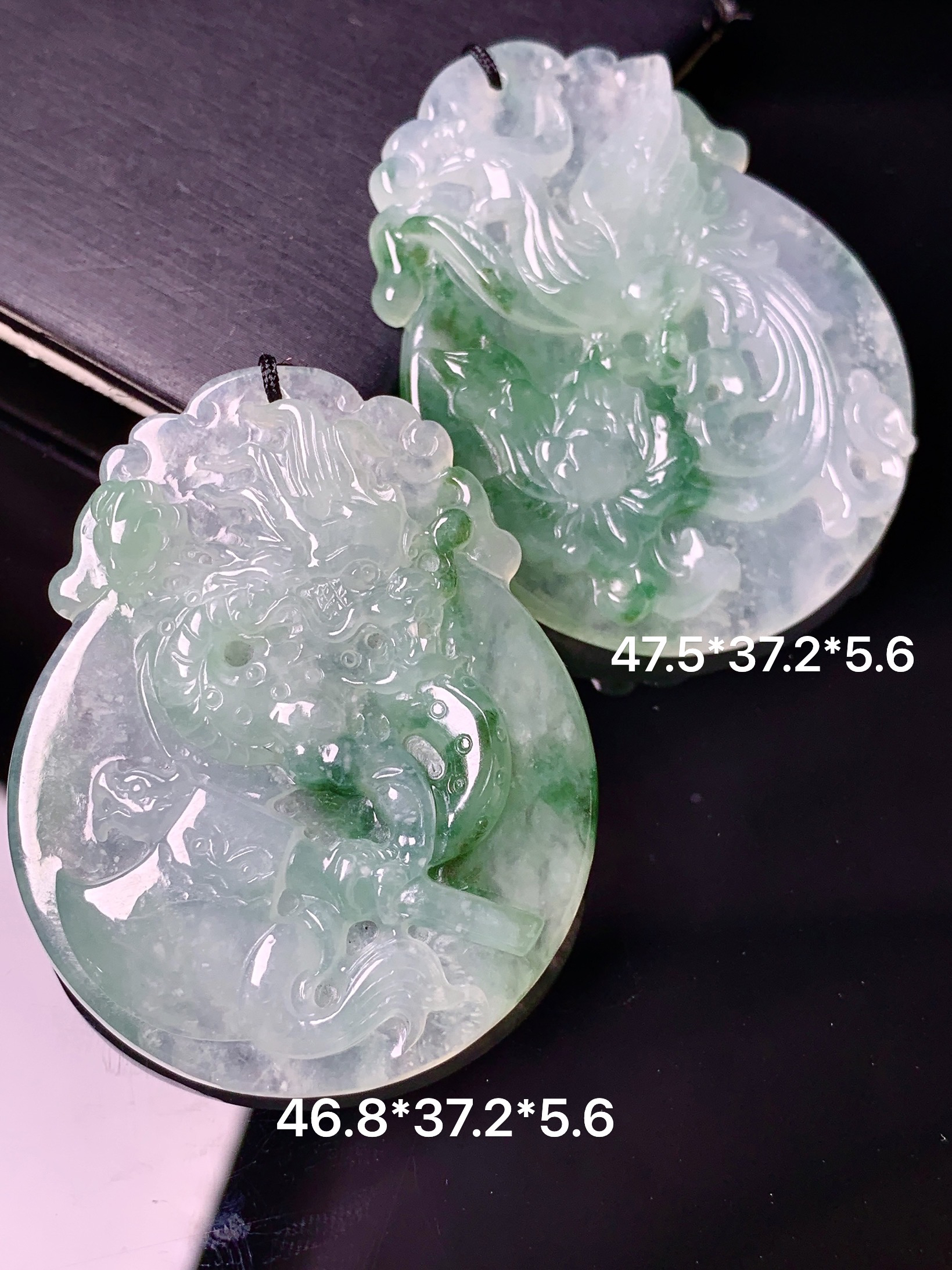 飘绿龙凤呈祥吊坠 玉质细腻 色泽艳丽清新 水润亮眼 整体尺寸47.5*37.2*5.6 b2