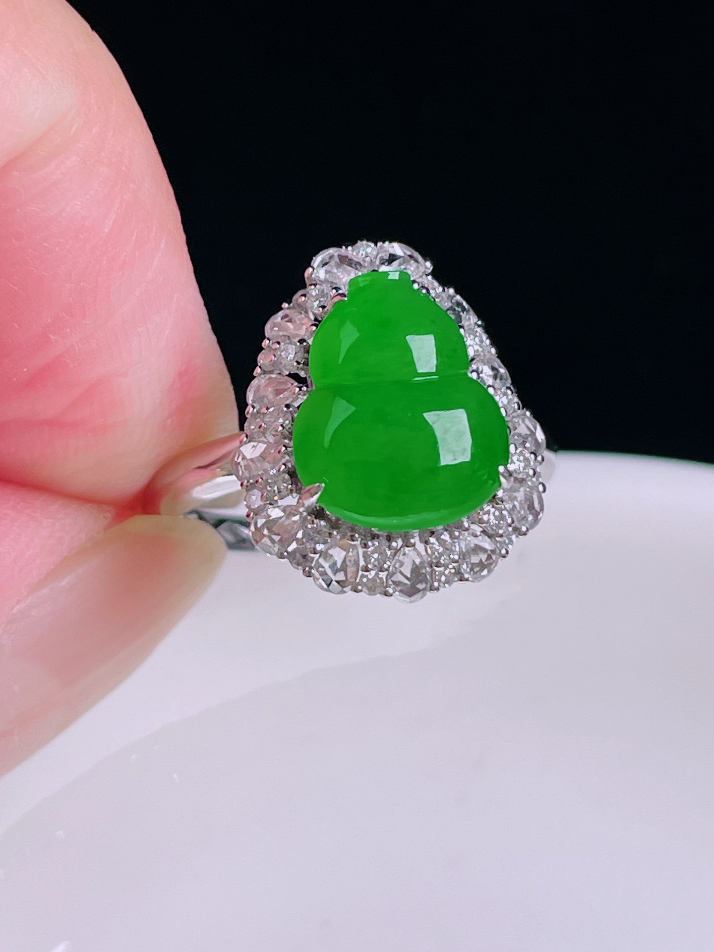 ️辣绿葫芦戒指，老种起光，细底通透，尺寸：裸石12/9.7/3.7mm0816