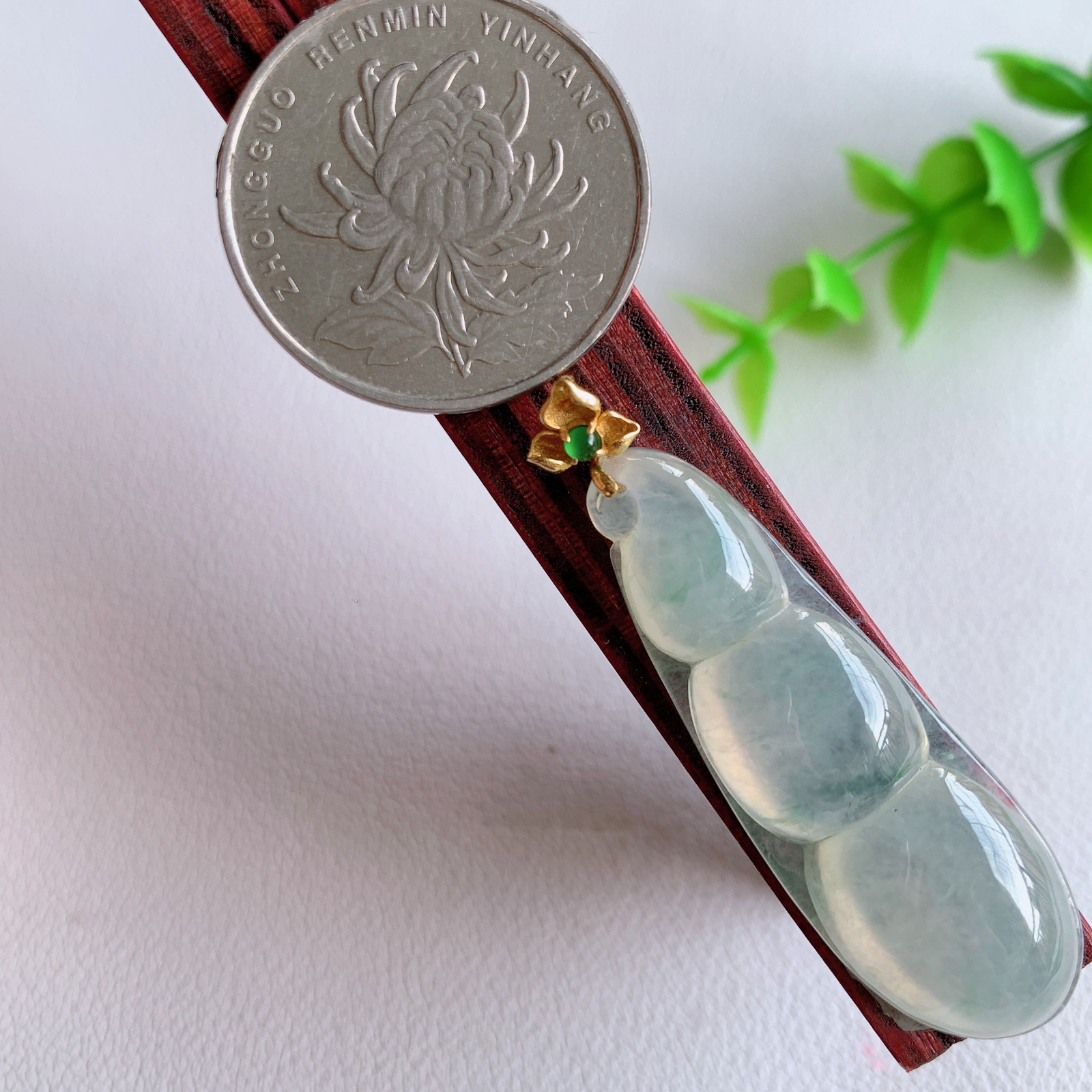 18k金扣冰润飘花福豆翡翠挂件，老种飘花  冰清玉洁  胶感十足  寓意“四季平安，福气满满”颜色鲜艳，清新自然，饱满通透   W03.14  整体尺寸：49-14-5.6mm  裸石尺寸：42.8-14-5.6mm