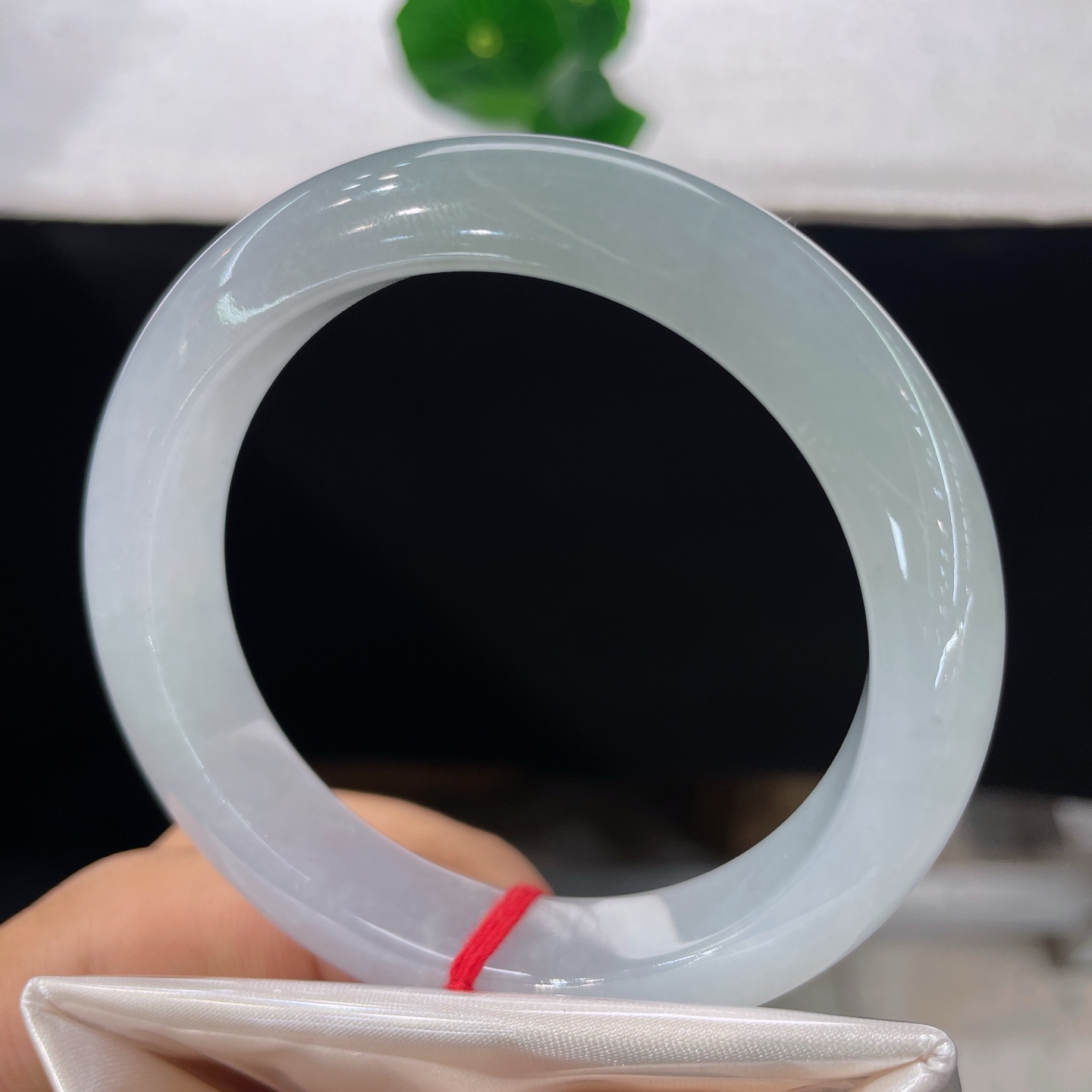 翡翠手镯 圈口54.4/12.1/8.8，冰晴底正圈，54/55可戴，素镯凝寒水，清辉自宛然。无裂。