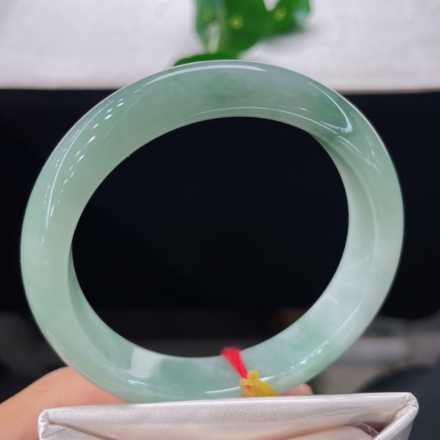 【翡翠手镯】圈口58.9/12.8/8.5，晴底正圈，58/59可戴，仿若岚风拂涧，质地澄澈莹润。清浅底色漫开悠悠飘绿。无裂。