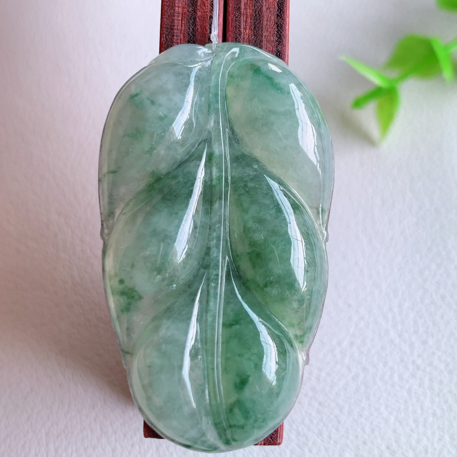 冰润飘花金枝玉叶翡翠吊坠  老种起胶感  飘花灵动  寓意“金枝玉叶，大业有成，一夜成名”  饱满大