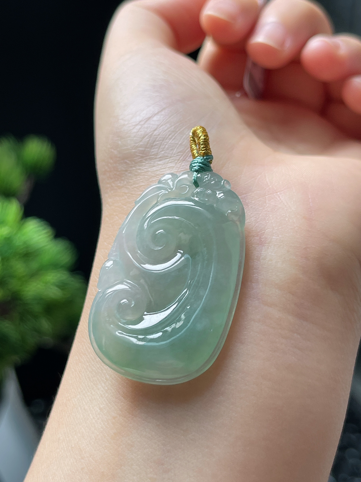 翡翠冰糯种淡绿色如意挂件