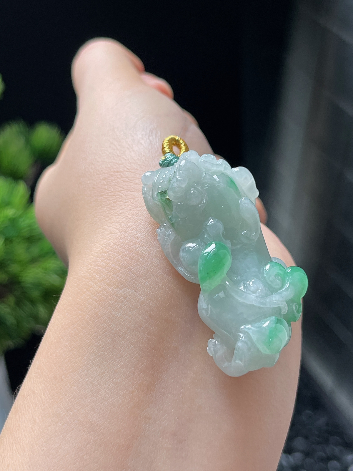 翡翠糯化种飘绿貔貅挂件