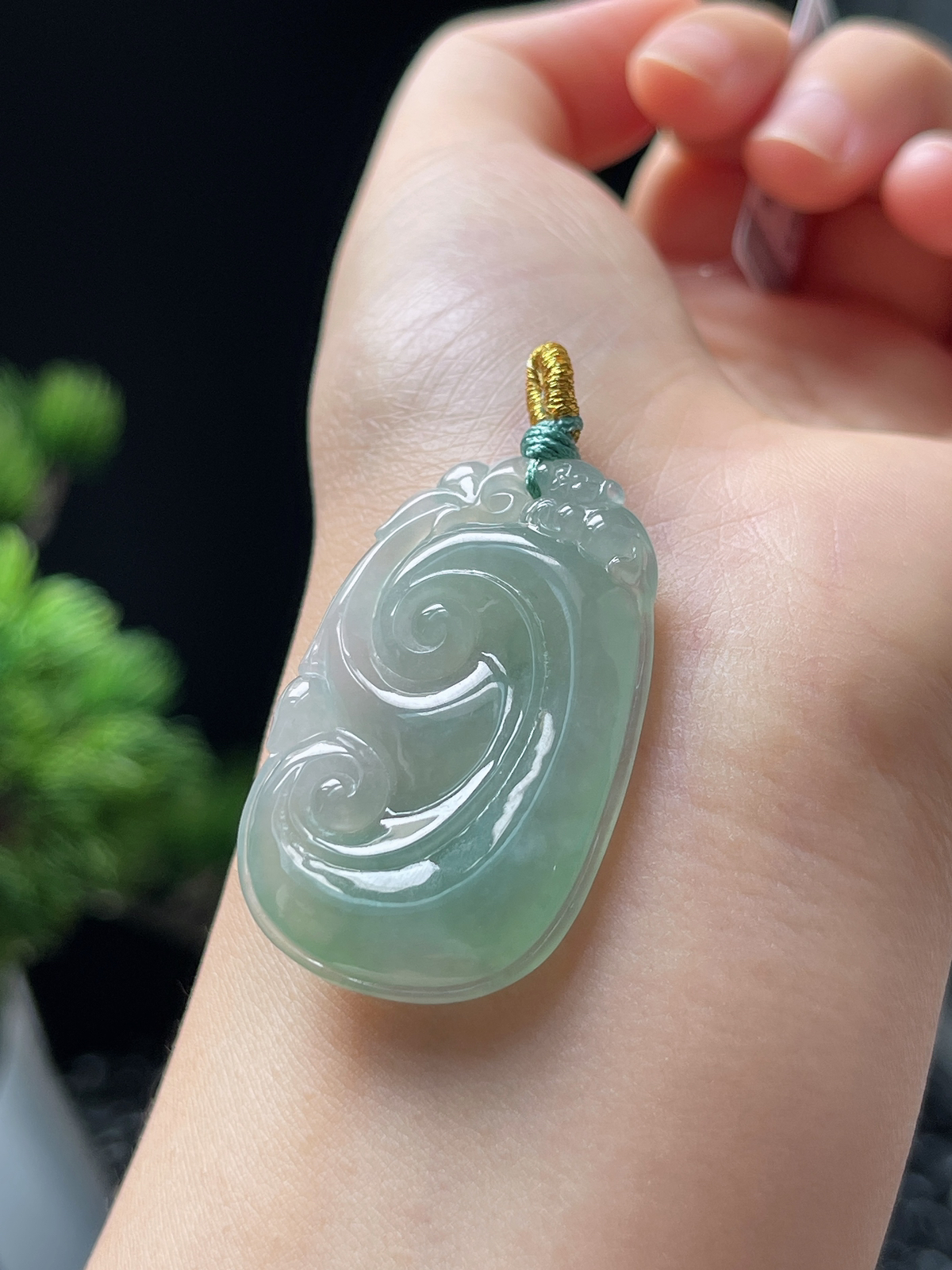 翡翠冰糯种淡绿色如意挂件