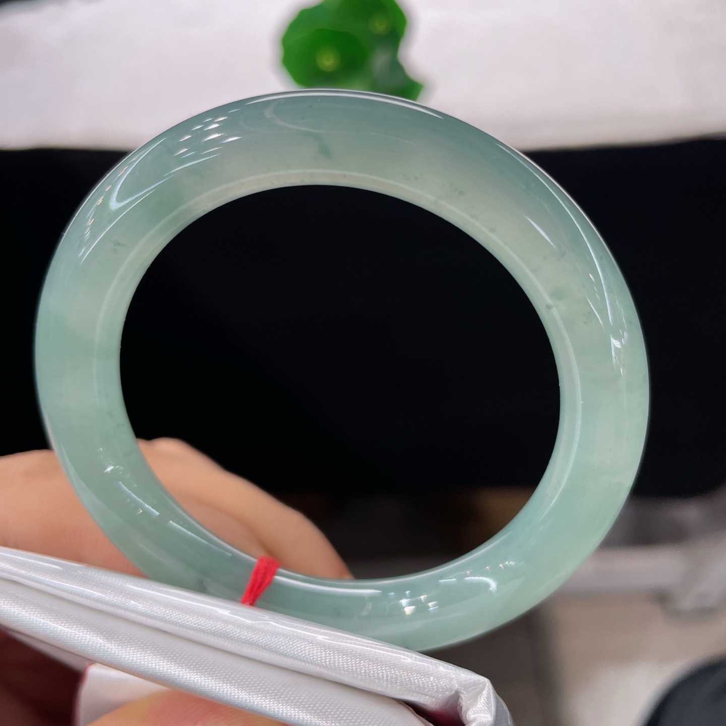 翡翠手镯 圈口53/9.4，冰蓝底圆条，53/54可戴，远山含黛，静水含烟，无裂。