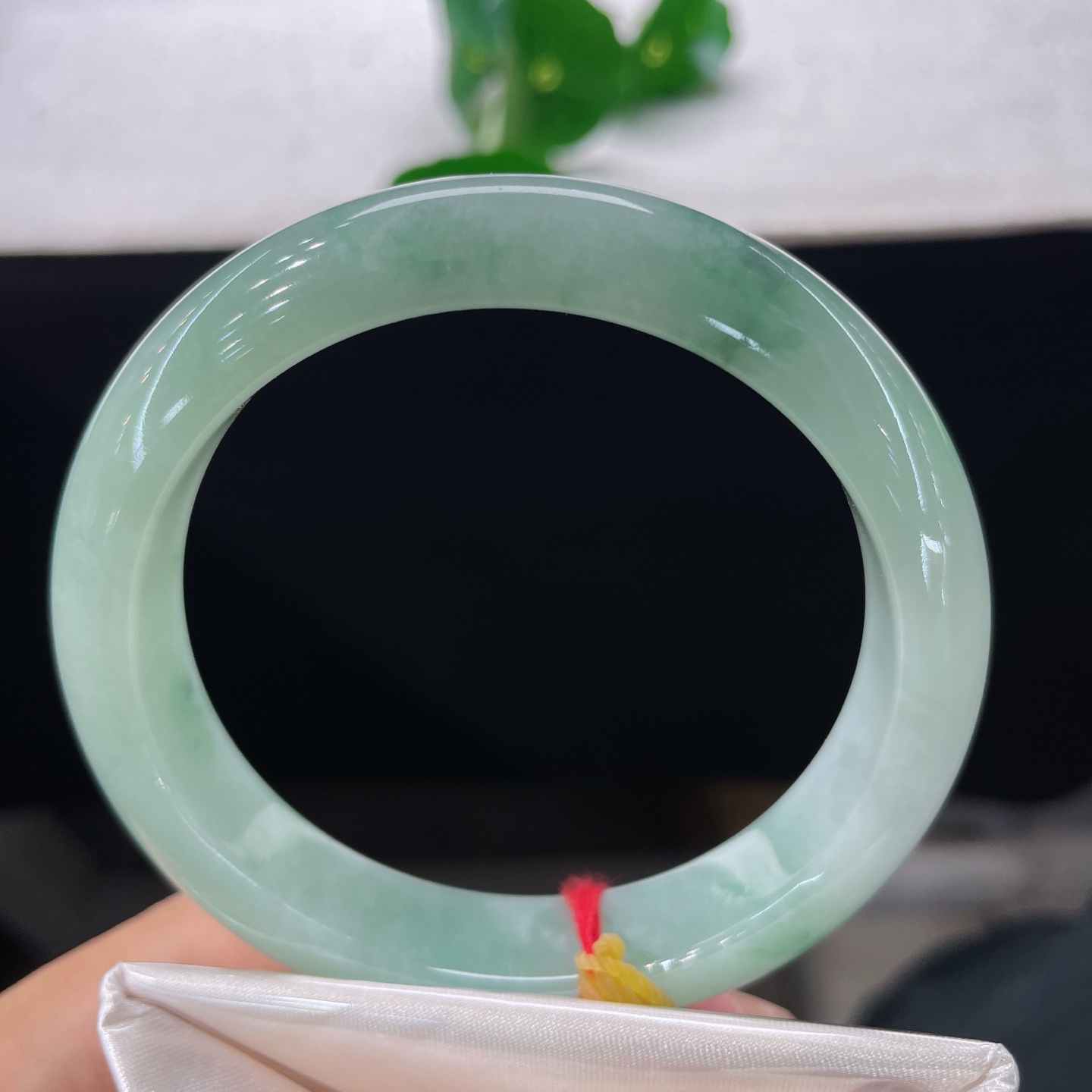 【翡翠手镯】圈口58.9/12.8/8.5，晴底正圈，58/59可戴，仿若岚风拂涧，质地澄澈莹润。清浅底色漫开悠悠飘绿。无裂。
