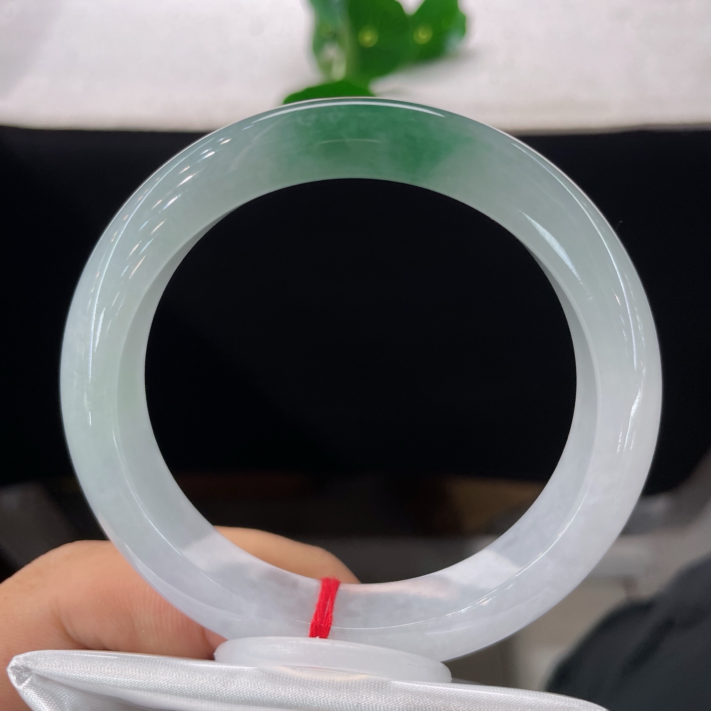 圈口59.5/12.5/9，飘花正圈，59/60可戴，仿若云岫衔翠，质地澄澈冰润。冰白玉面晕染一抹清