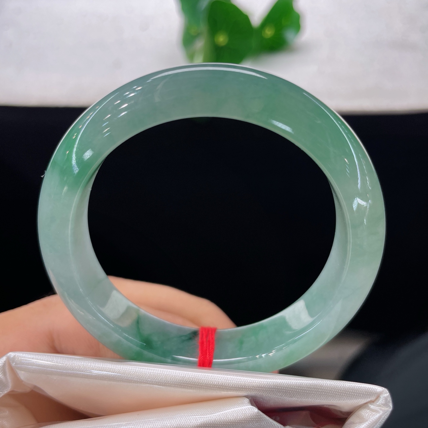 【翡翠手镯】圈口52/12.3/8.2，晴底飘绿正圈，51/52可戴，仿若幽潭含翠，质地澄澈莹润。通