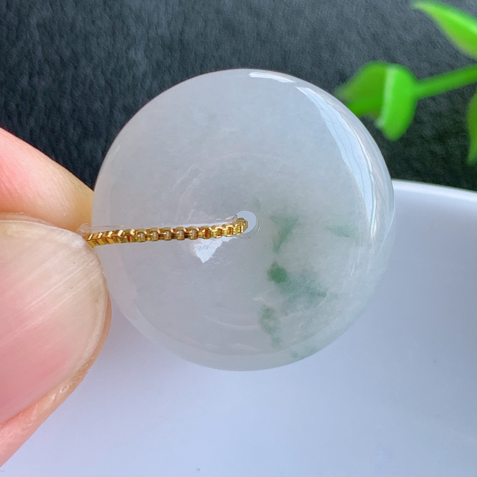 冰润飘花平安扣吊坠，厚装饱满，冰润剔透，细腻水足，种质润泽，飘花灵动，佩戴优雅大气，W49.14   尺寸：22.5-5.8mm
