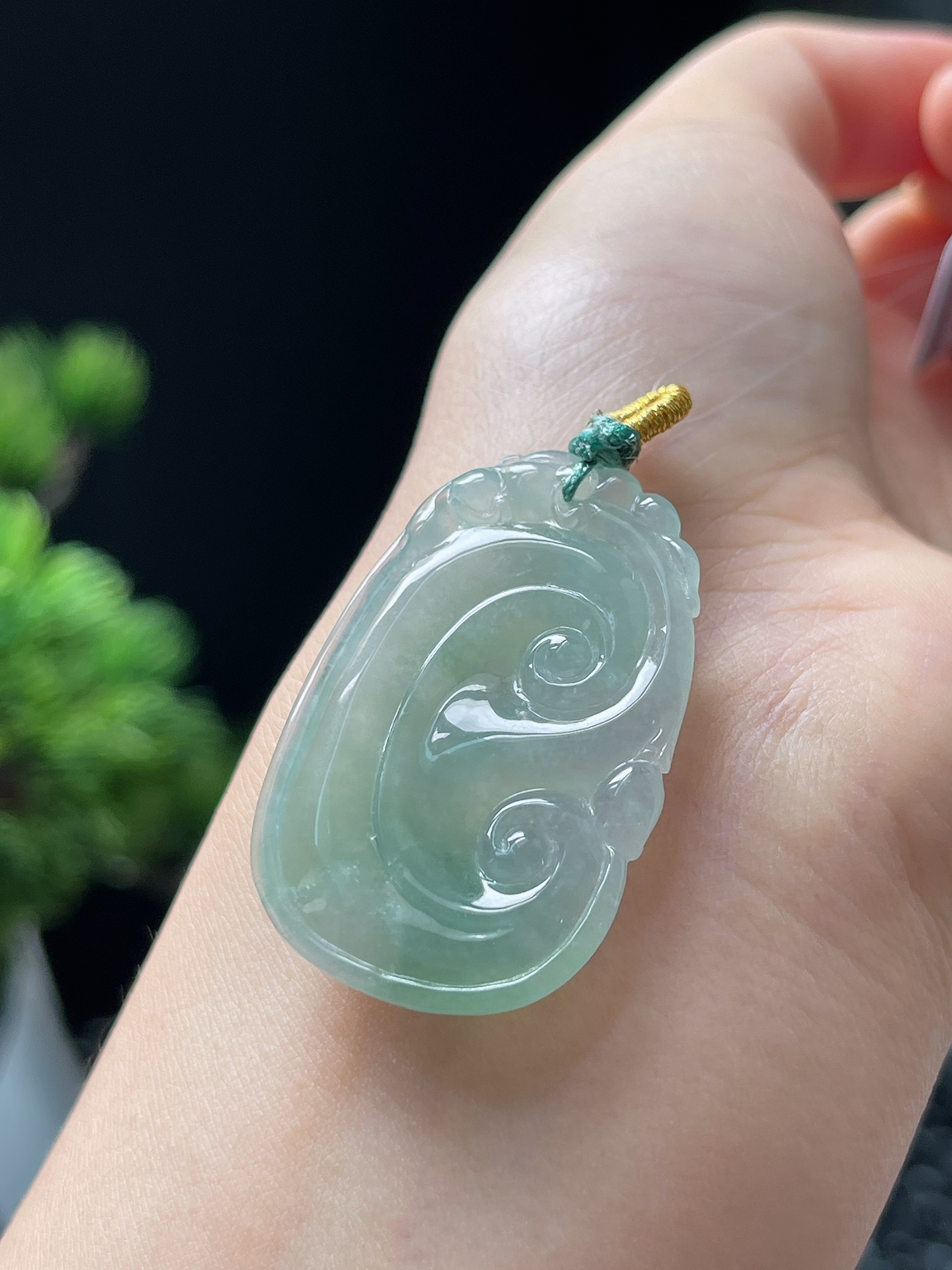翡翠冰糯种淡绿色如意挂件