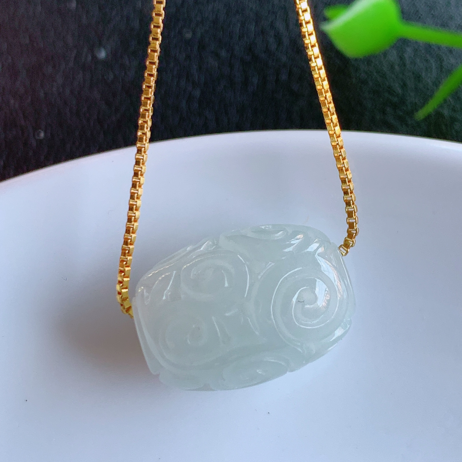 冰润紫精雕路路通翡翠吊坠  款式新颖时尚，日常百搭的款。满满的份量感 清秀高雅，上身效果优雅迷人！性价比超值  W415.14 尺寸：17-12mm