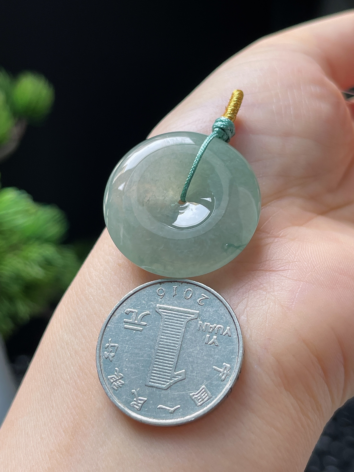 翡翠冰糯种飘绿平安扣