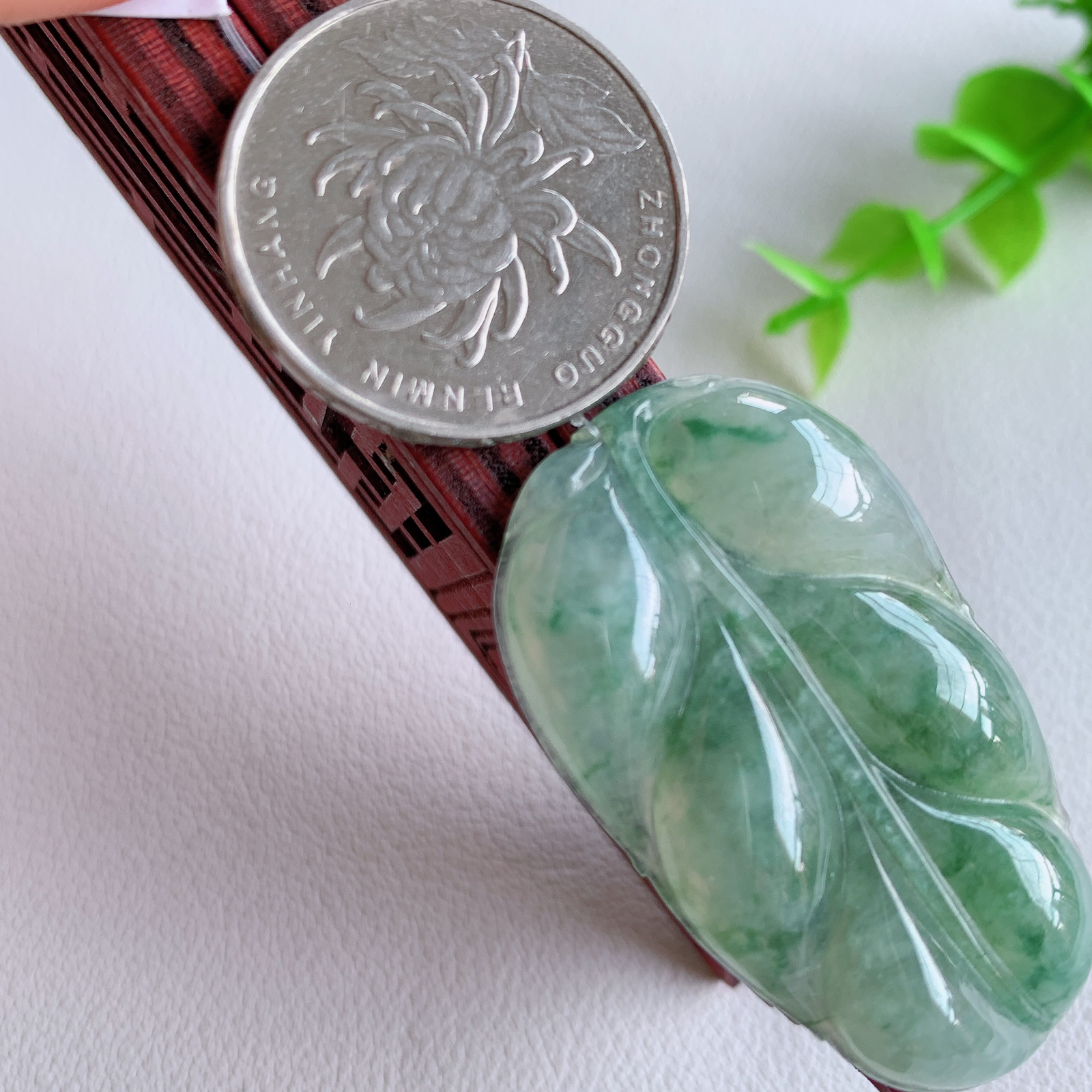 冰润飘花金枝玉叶翡翠吊坠  老种起胶感  飘花灵动  寓意“金枝玉叶，大业有成，一夜成名”  饱满大气，水润通透。W49.17 尺寸：42.8-25-6mm