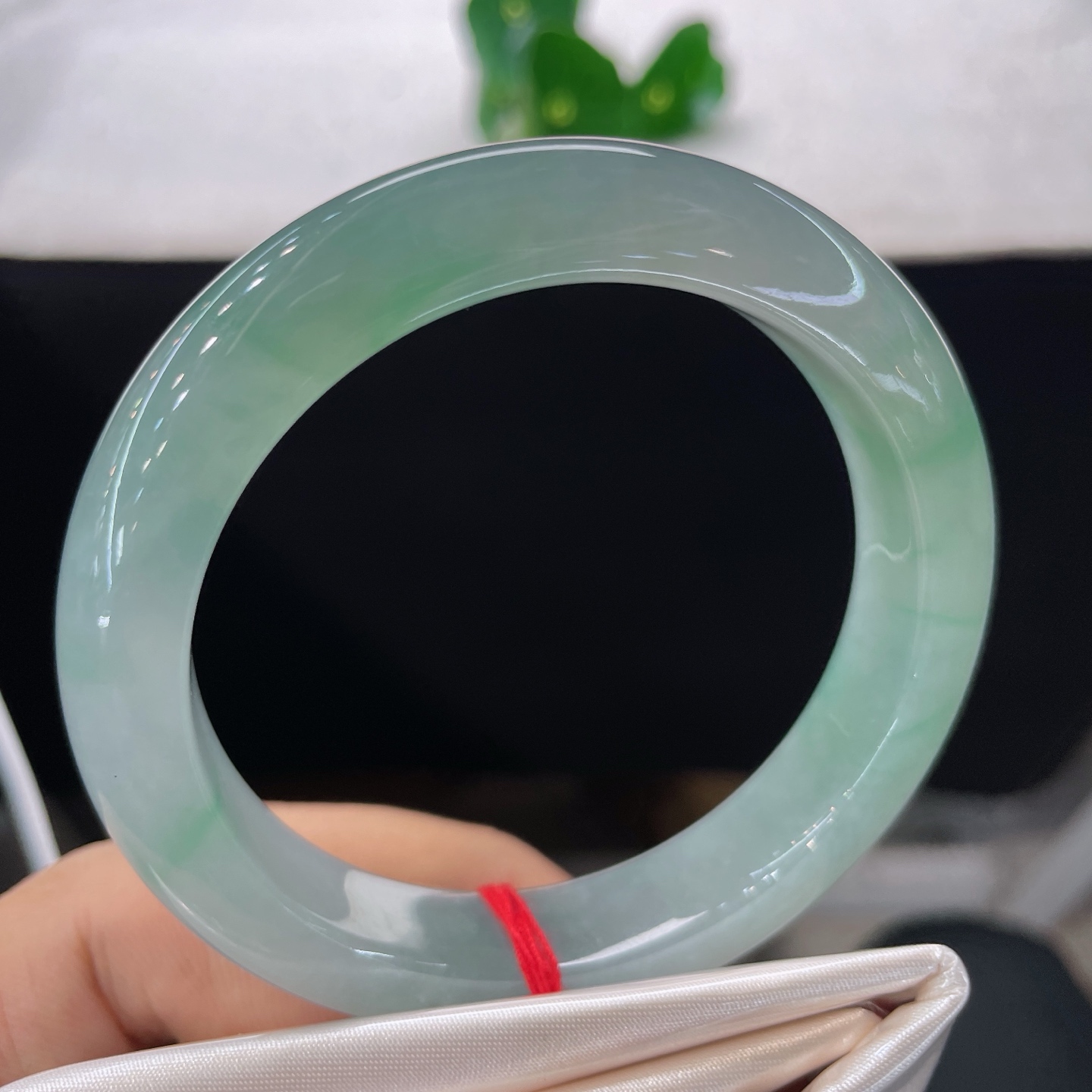 【翡翠手镯】圈口57/11.8/9，晴底正圈，56/57可戴，仿若烟雨凝波，质地澄澈冰润。清透底色浮着缕缕柔绿，无裂。