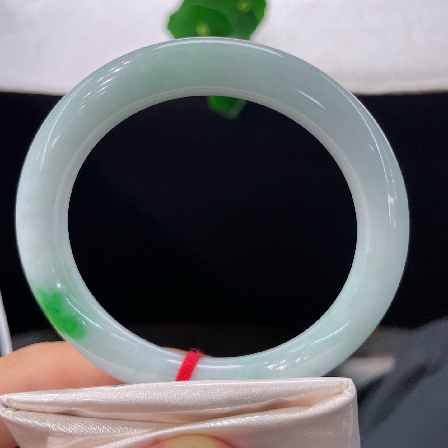 翡翠手镯 圈口57.5/9.8，白底青圆条，57/58可戴，素玉凝霜，翠落两痕，腕间静赏，无裂