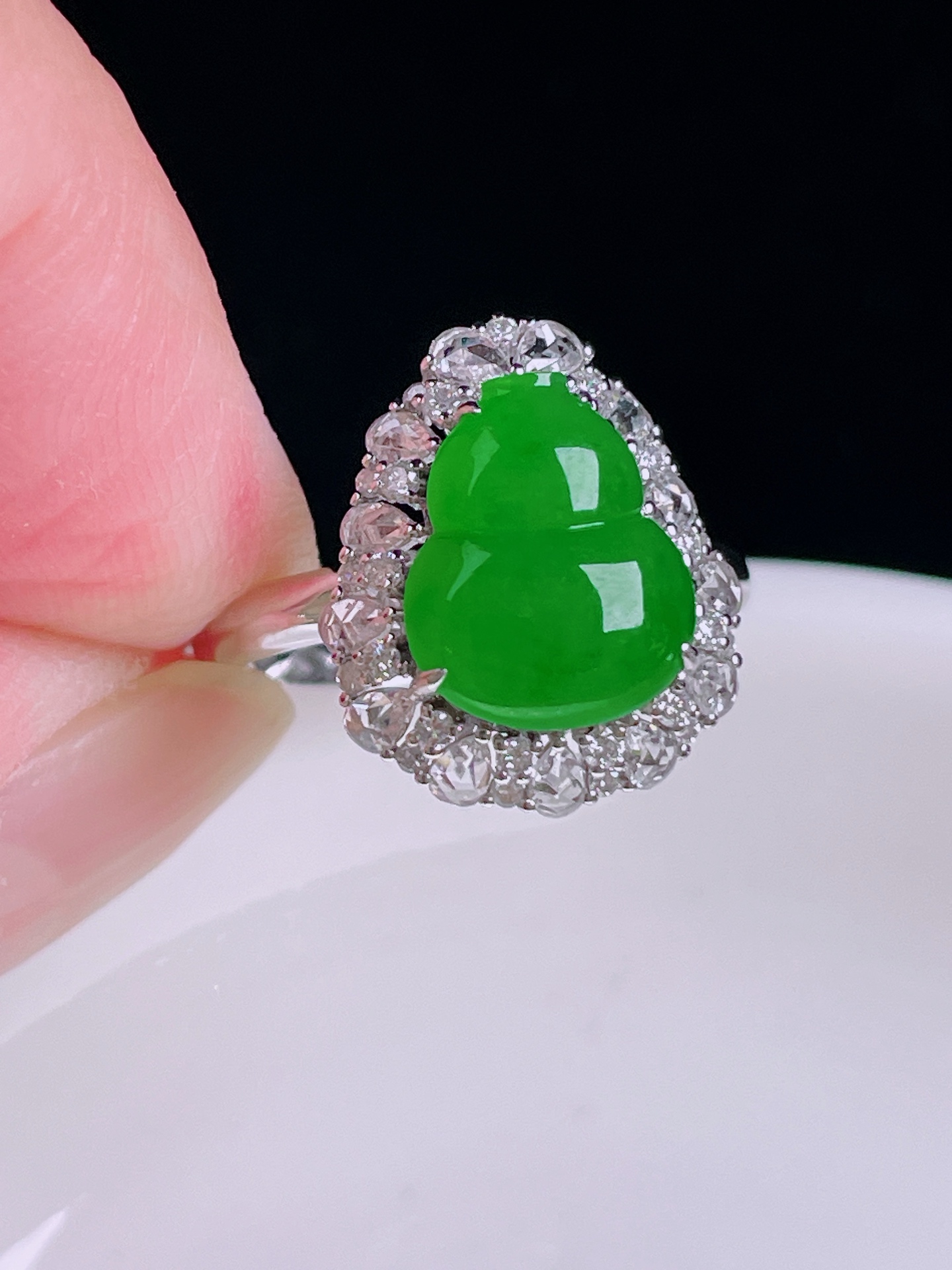 ️辣绿葫芦戒指，老种起光，细底通透，尺寸：裸石12/9.7/3.7mm0816