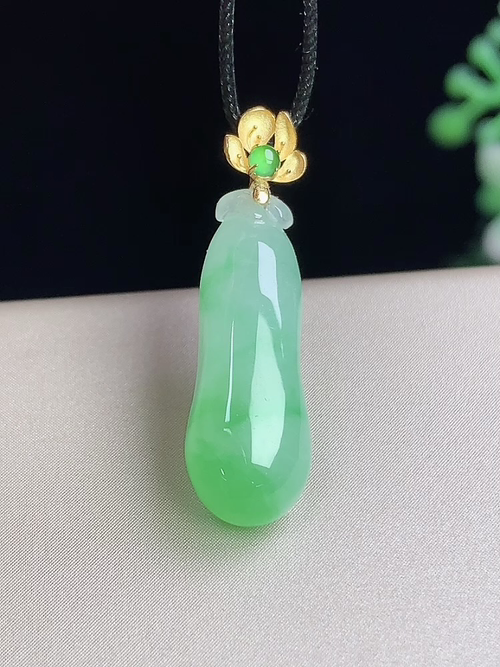 18k金镶飘绿福瓜，无裂，尺寸19.5-7.0-6.1mm，D16yxy