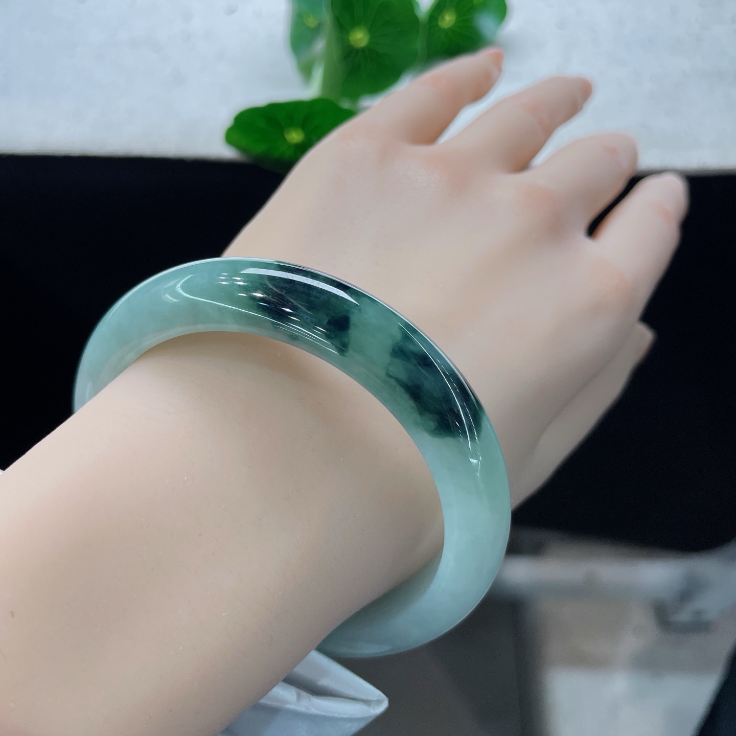 【翡翠手镯】圈口58.3/12.5/876，飘花正圈，58/59可戴，仿若墨染烟川，浅冰底色晕开浓墨般飘花。无裂。