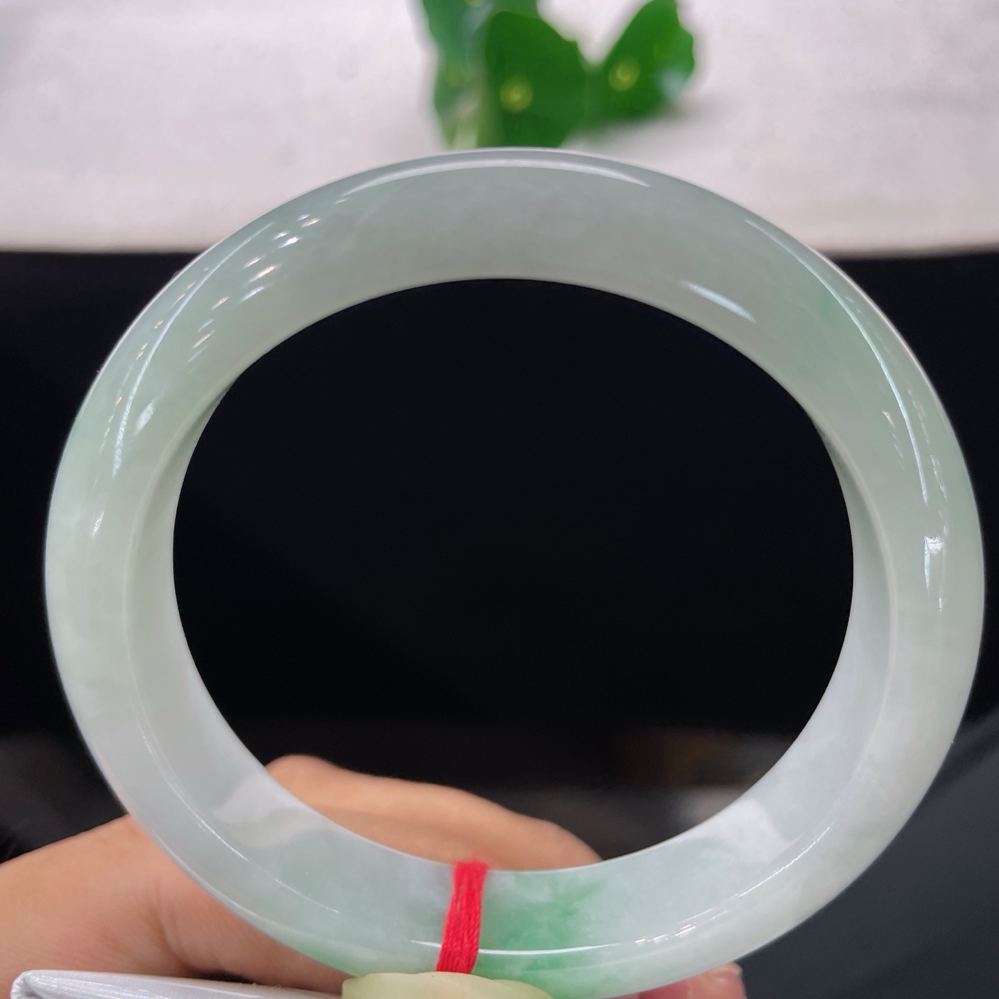 【翡翠手镯】圈口56.8/12.5/8.2，飘绿正圈，56/57可戴，仿若烟汀浮翠，质地澄澈温润。晕开一抹俏阳绿。无裂。