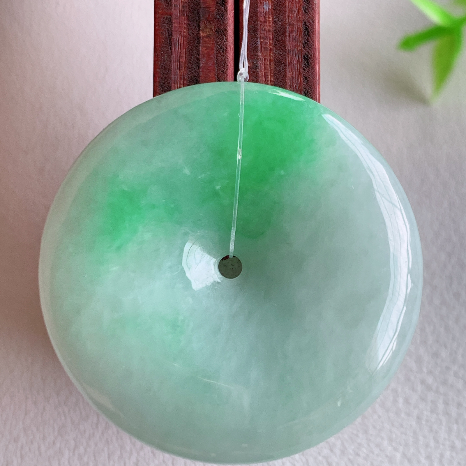 冰润飘绿平安扣吊坠，厚装饱满，冰润剔透，细腻水足，种质润泽，飘花灵动，佩戴优雅大气，W49.14 尺寸：30.8-5.2mm