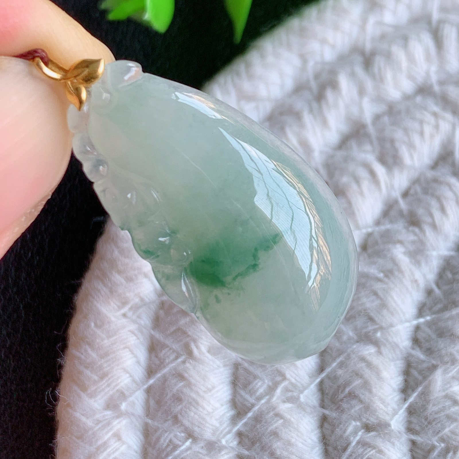 18k金扣冰润飘花福瓜翡翠吊坠，呱呱来财，福气满满的美好寓意，清新自然  沁人心脾，造型独特，清秀高雅  W415.14 尺寸：30.6-16.2-5.8mm