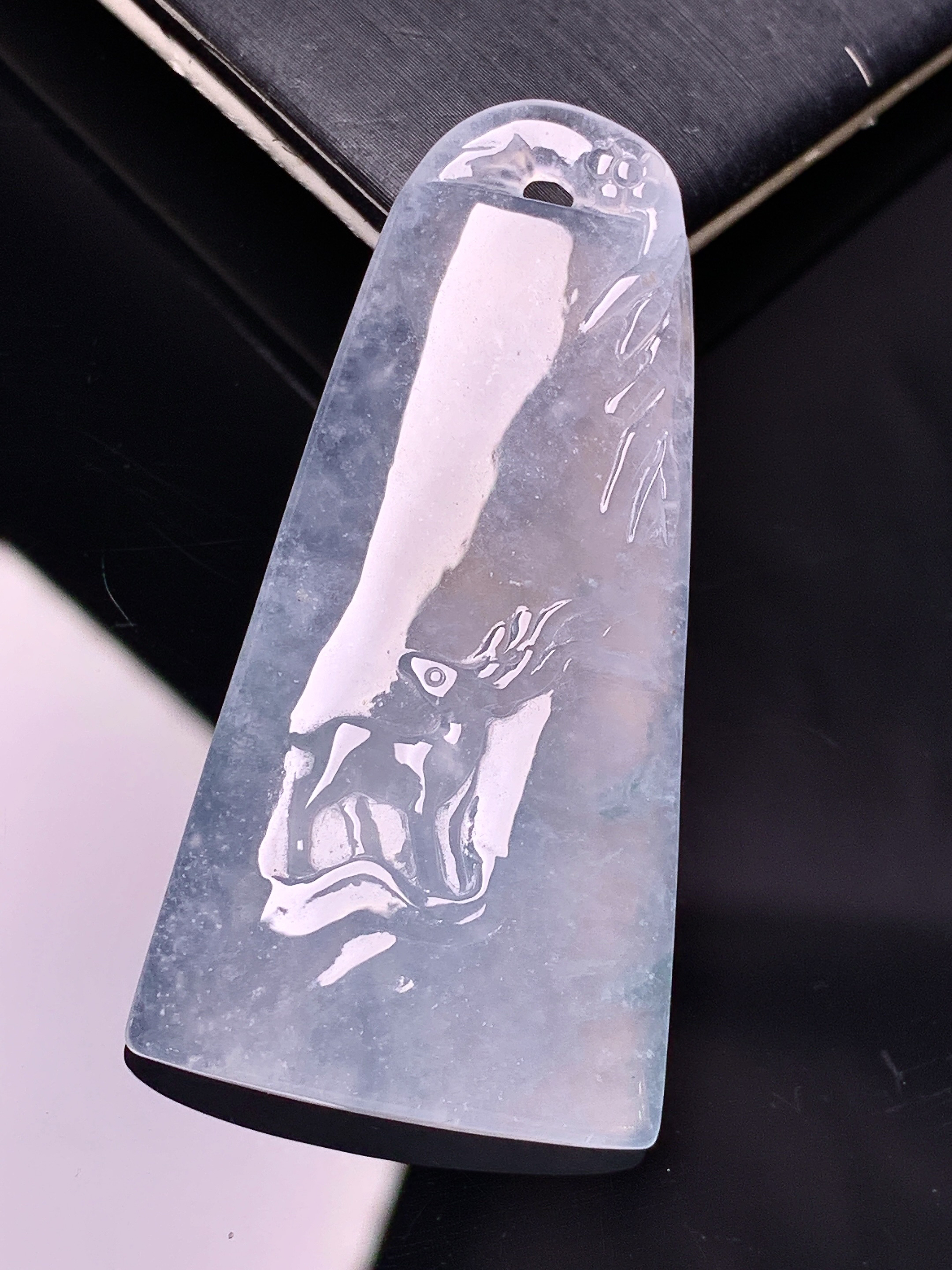 冰种鹿牌吊坠 玉质细腻 色泽艳丽清新 水润亮眼 整体尺寸49*24.8*5.5 y5