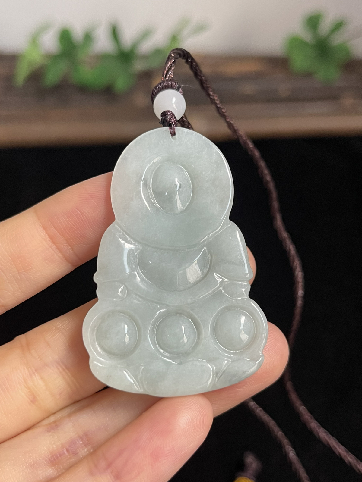 翡翠糯化种淡绿色吊坠，配珠未测