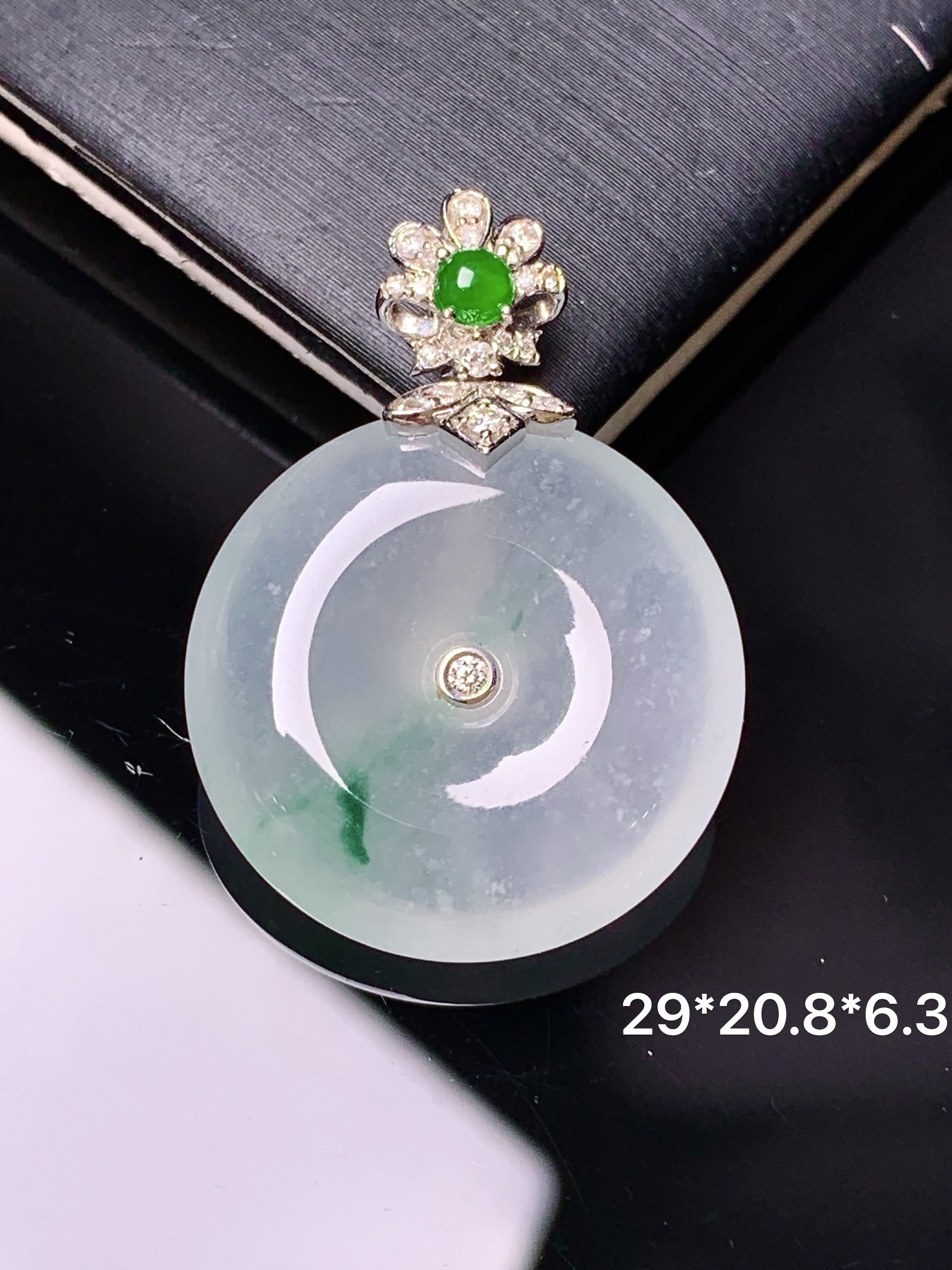 18k金钻镶嵌冰种平安扣吊坠 玉质细腻 色泽艳丽清新 水润亮眼 整体尺寸29*20.8*6.3 y5