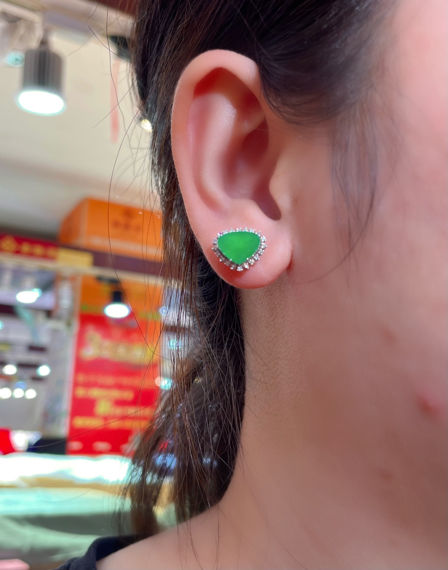 ️性比精品阳绿翡翠爱心耳钉，爱意满满18k真金真钻镶嵌，料子干净起光精品质量，佩戴时尚优雅，10.5-13-5.1